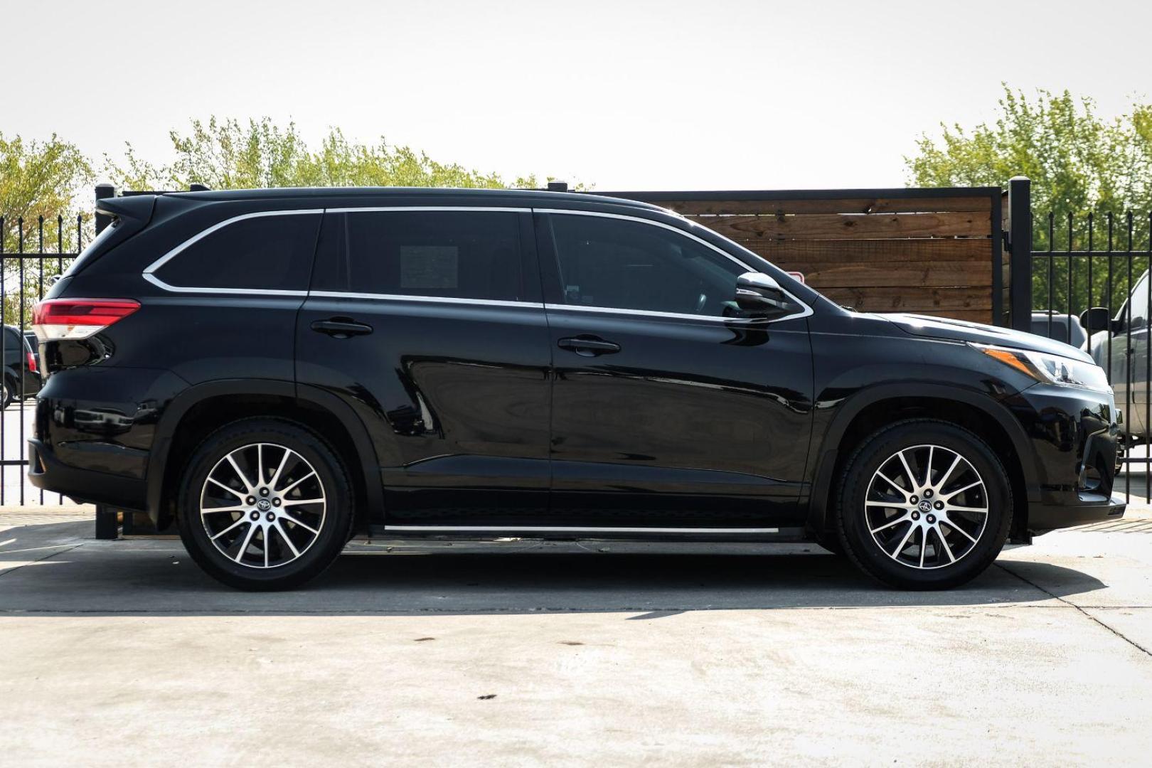 2017 BLACK Toyota Highlander SE FWD V6 (5TDKZRFH6HS) with an 3.5L V6 DOHC 24V engine, 6-Speed Automatic transmission, located at 2401 E Main St., Grand Prairie, TX, 75050, (972) 262-4440, 32.748981, -96.969643 - Photo#4