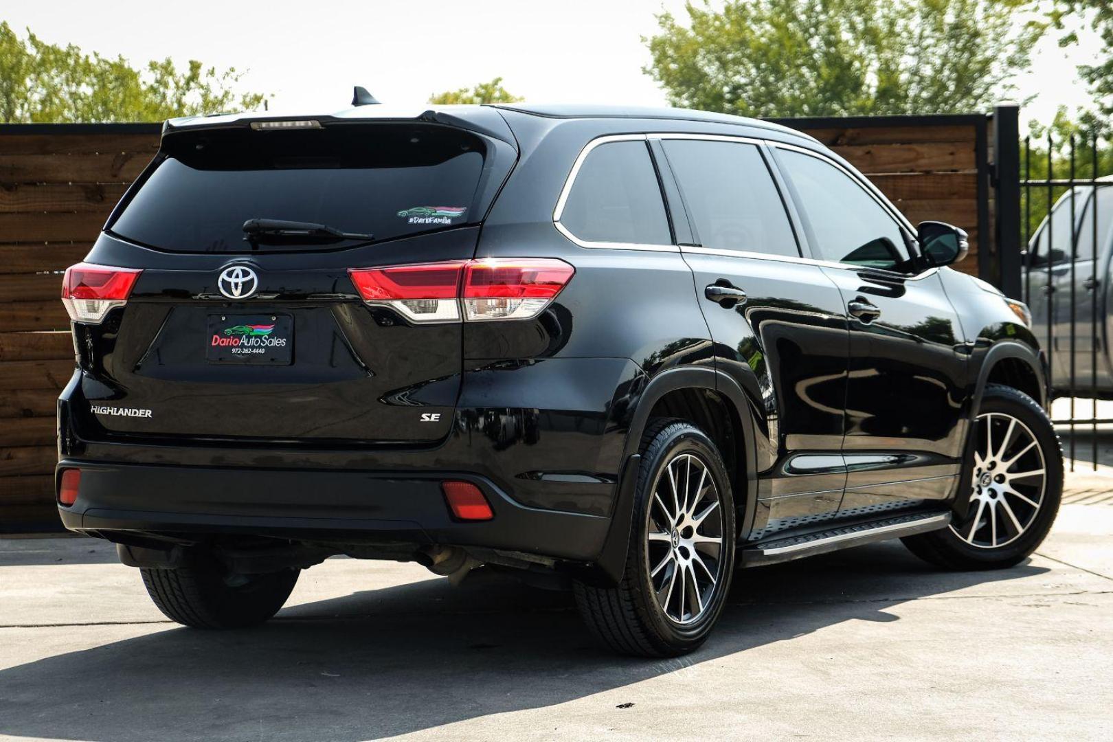 2017 BLACK Toyota Highlander SE FWD V6 (5TDKZRFH6HS) with an 3.5L V6 DOHC 24V engine, 6-Speed Automatic transmission, located at 2401 E Main St., Grand Prairie, TX, 75050, (972) 262-4440, 32.748981, -96.969643 - Photo#5