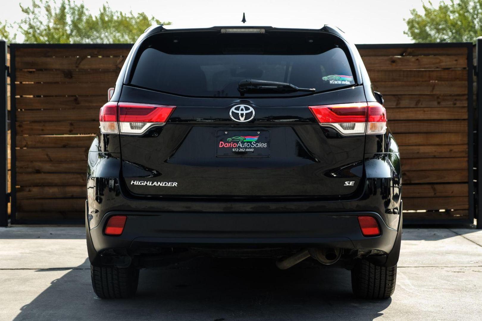 2017 BLACK Toyota Highlander SE FWD V6 (5TDKZRFH6HS) with an 3.5L V6 DOHC 24V engine, 6-Speed Automatic transmission, located at 2401 E Main St., Grand Prairie, TX, 75050, (972) 262-4440, 32.748981, -96.969643 - Photo#6