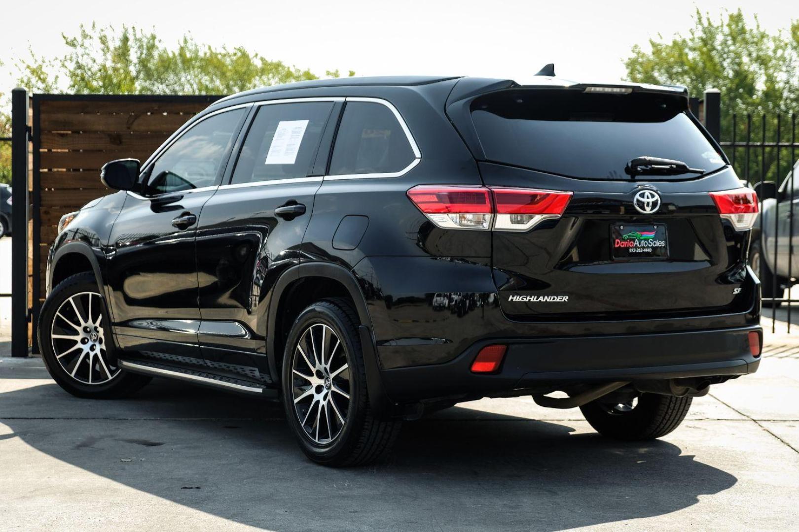 2017 BLACK Toyota Highlander SE FWD V6 (5TDKZRFH6HS) with an 3.5L V6 DOHC 24V engine, 6-Speed Automatic transmission, located at 2401 E Main St., Grand Prairie, TX, 75050, (972) 262-4440, 32.748981, -96.969643 - Photo#7