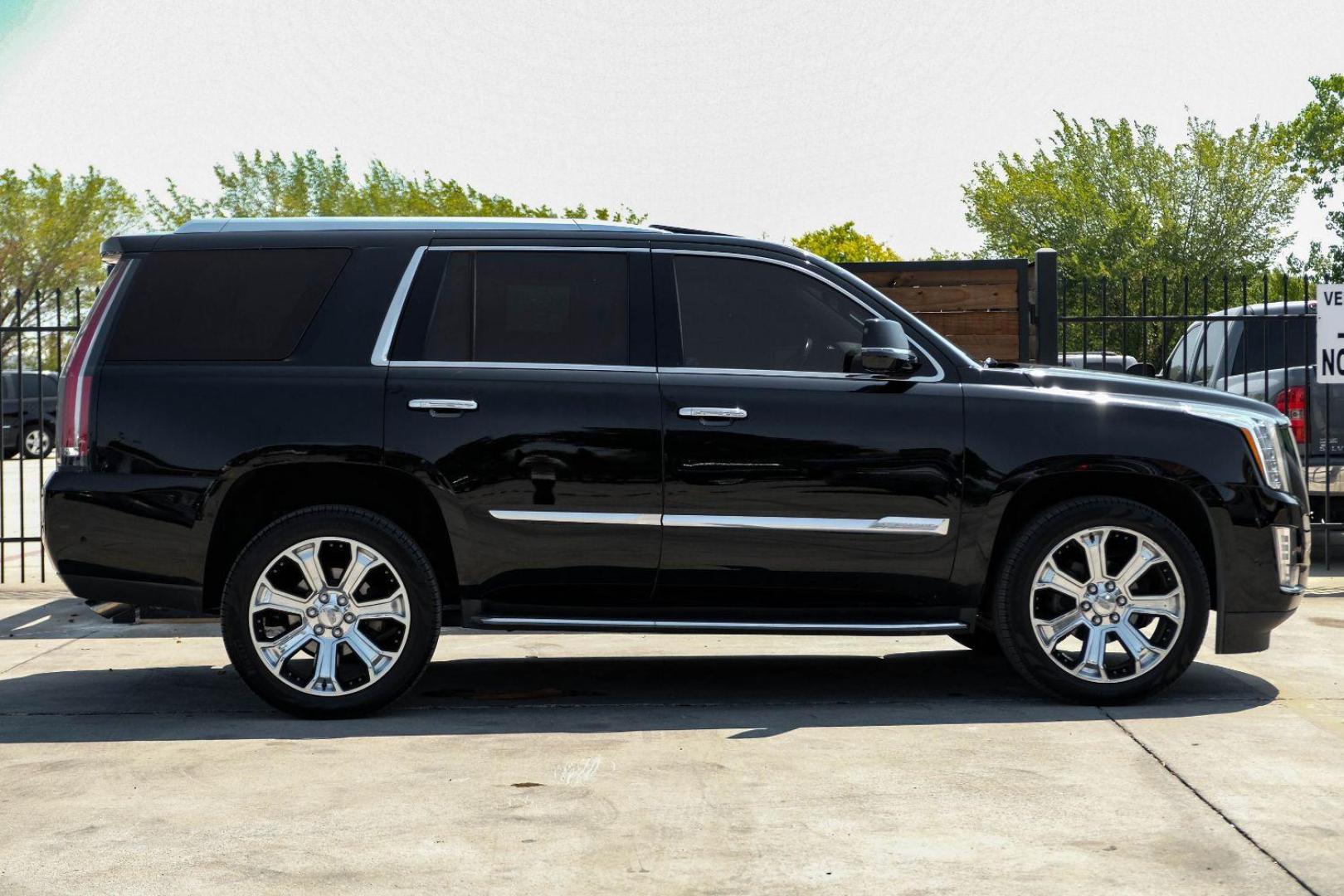 2017 BLACK Cadillac Escalade Premium 4WD (1GYS4CKJ2HR) with an 6.2L V8 OHV 16V FFV engine, 8-Speed Automatic transmission, located at 2401 E Main St., Grand Prairie, TX, 75050, (972) 262-4440, 32.748981, -96.969643 - Photo#4