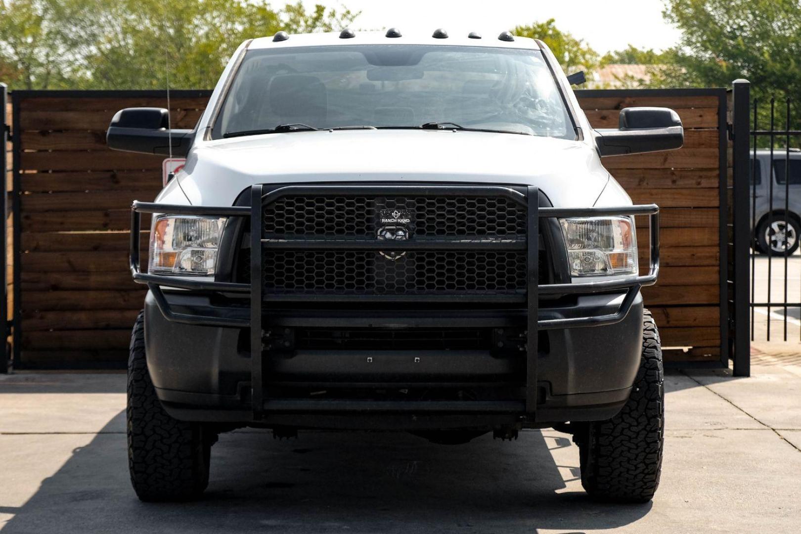 2016 WHITE RAM 3500 Tradesman Crew Cab 4WD (3C63R3CJXGG) with an 6.4L V8 OHV 16V engine, 6-Speed Automatic transmission, located at 2401 E Main St., Grand Prairie, TX, 75050, (972) 262-4440, 32.748981, -96.969643 - Photo#2