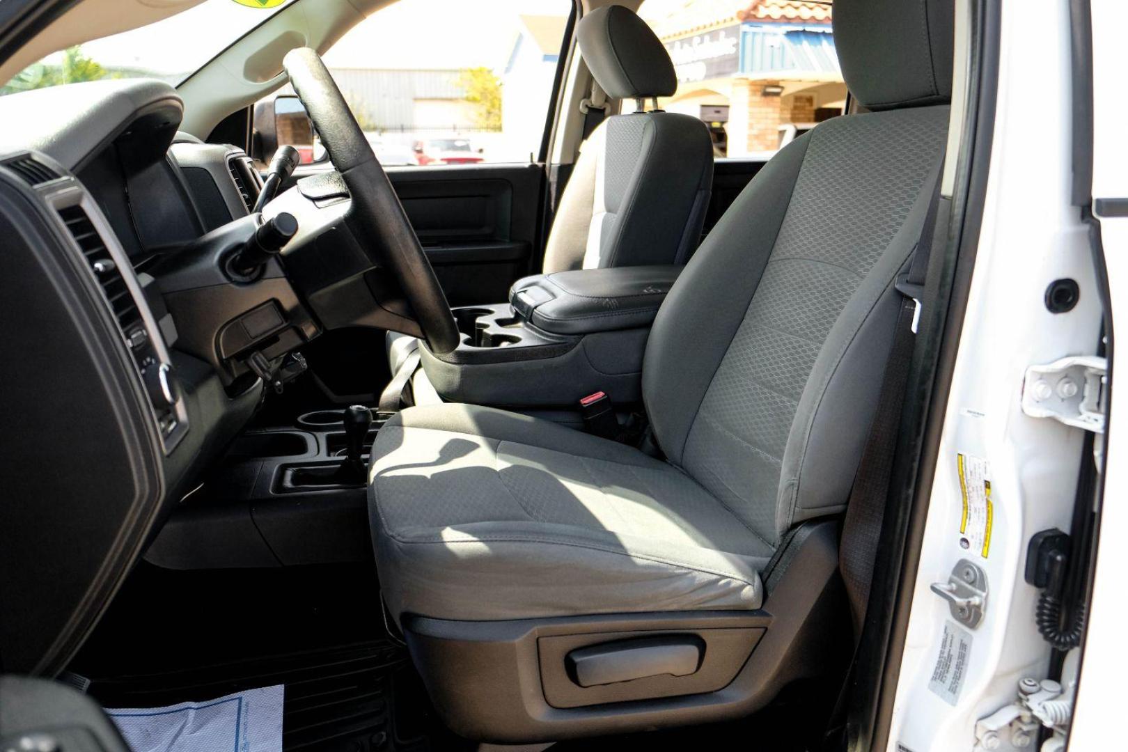 2016 WHITE RAM 3500 Tradesman Crew Cab 4WD (3C63R3CJXGG) with an 6.4L V8 OHV 16V engine, 6-Speed Automatic transmission, located at 2401 E Main St., Grand Prairie, TX, 75050, (972) 262-4440, 32.748981, -96.969643 - Photo#29