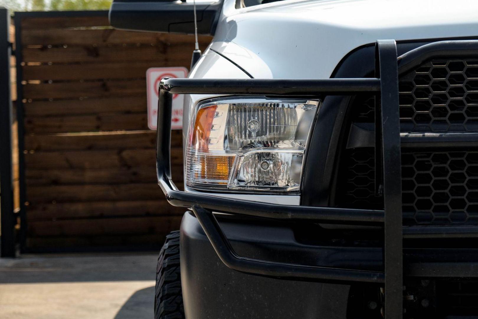 2016 WHITE RAM 3500 Tradesman Crew Cab 4WD (3C63R3CJXGG) with an 6.4L V8 OHV 16V engine, 6-Speed Automatic transmission, located at 2401 E Main St., Grand Prairie, TX, 75050, (972) 262-4440, 32.748981, -96.969643 - Photo#40