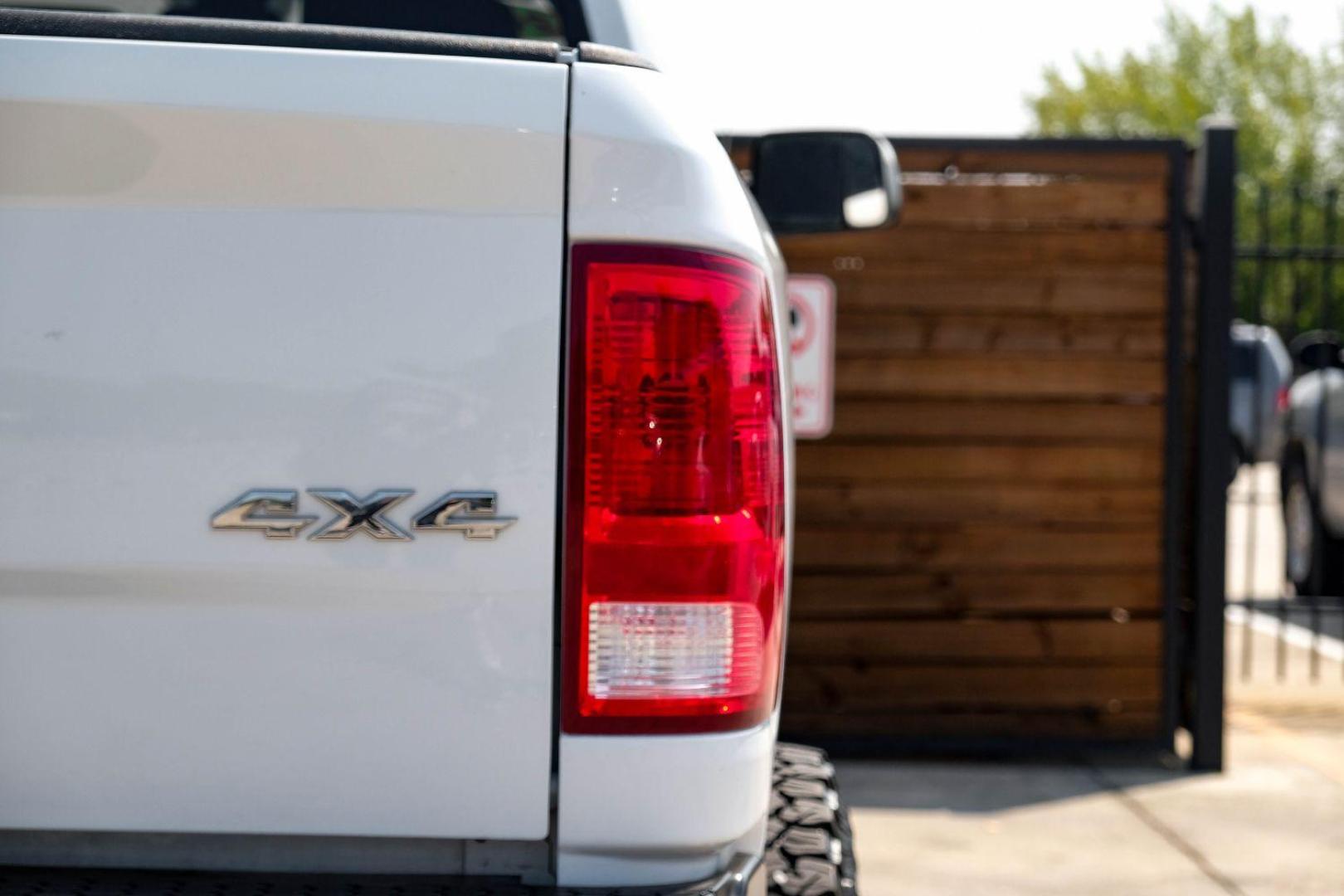 2016 WHITE RAM 3500 Tradesman Crew Cab 4WD (3C63R3CJXGG) with an 6.4L V8 OHV 16V engine, 6-Speed Automatic transmission, located at 2401 E Main St., Grand Prairie, TX, 75050, (972) 262-4440, 32.748981, -96.969643 - Photo#43