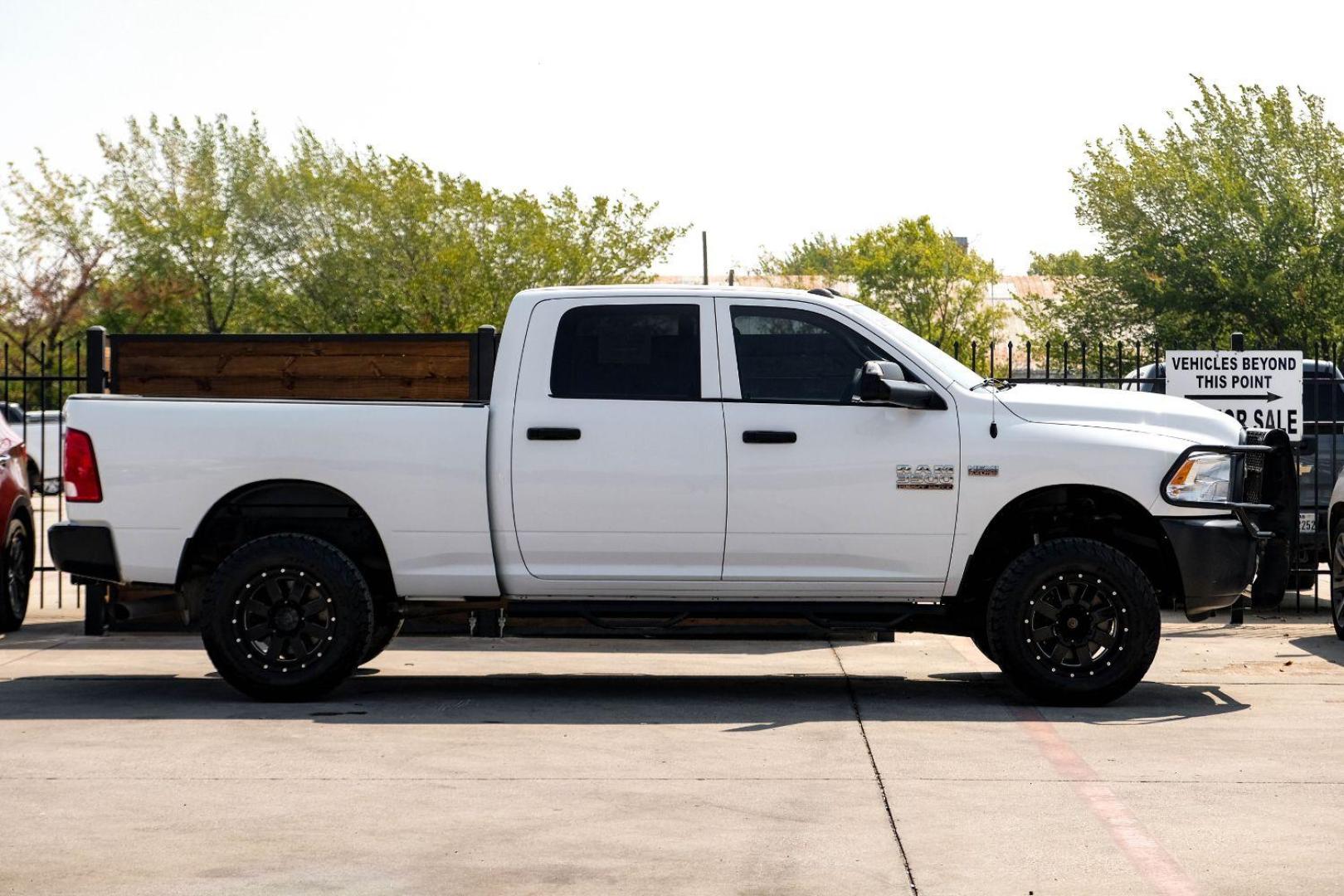 2016 WHITE RAM 3500 Tradesman Crew Cab 4WD (3C63R3CJXGG) with an 6.4L V8 OHV 16V engine, 6-Speed Automatic transmission, located at 2401 E Main St., Grand Prairie, TX, 75050, (972) 262-4440, 32.748981, -96.969643 - Photo#4