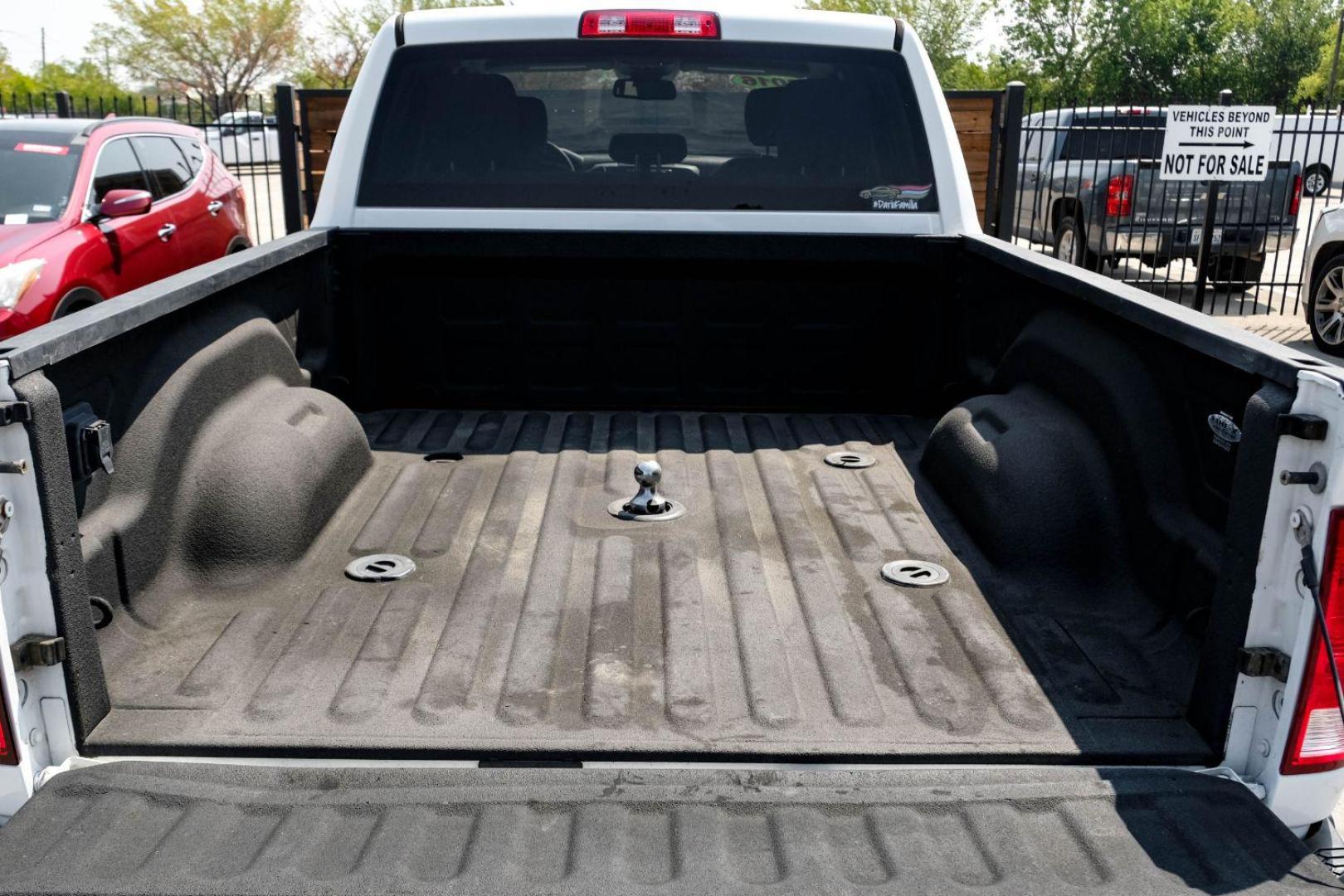 2016 WHITE RAM 3500 Tradesman Crew Cab 4WD (3C63R3CJXGG) with an 6.4L V8 OHV 16V engine, 6-Speed Automatic transmission, located at 2401 E Main St., Grand Prairie, TX, 75050, (972) 262-4440, 32.748981, -96.969643 - Photo#48