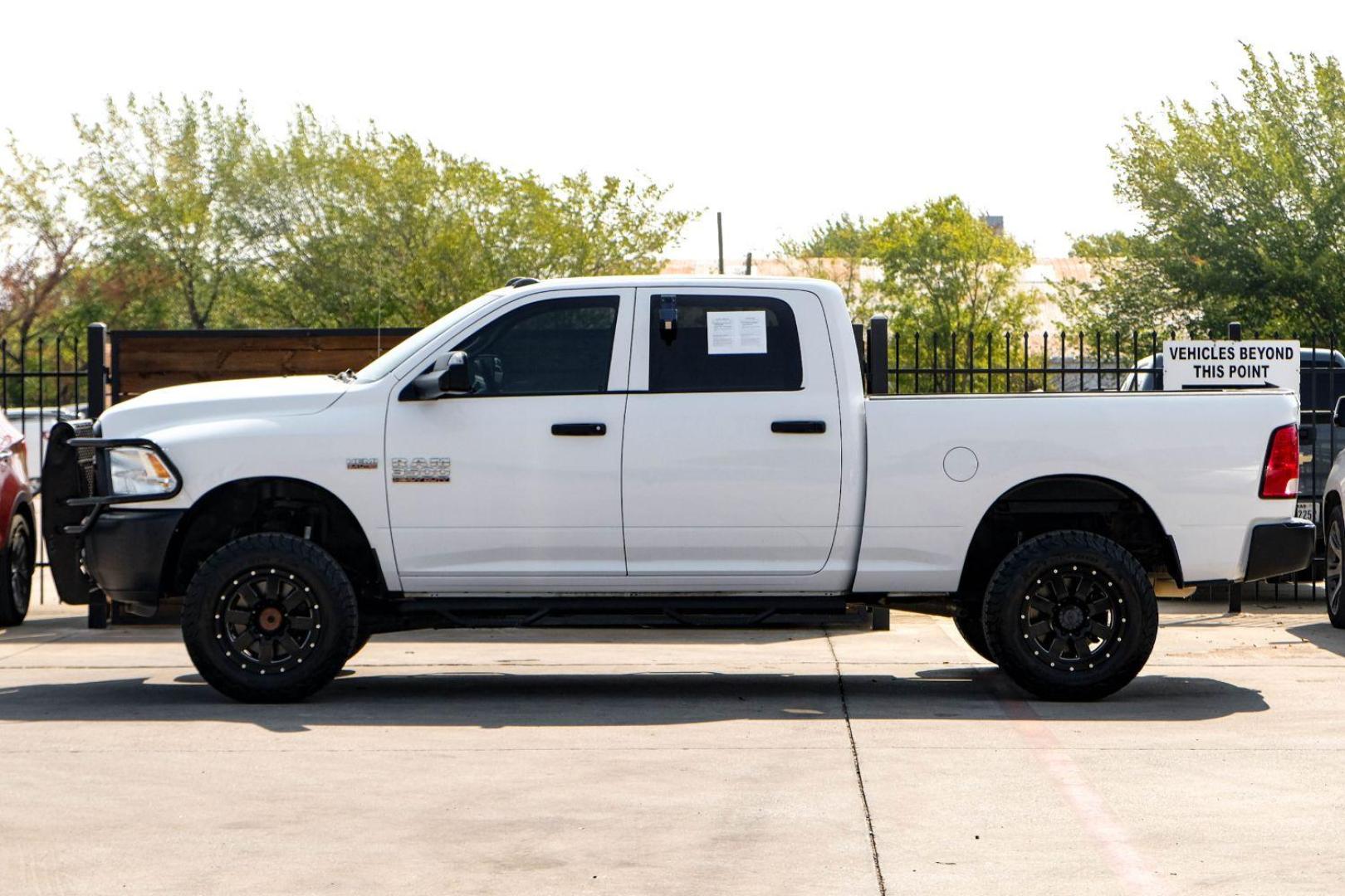 2016 WHITE RAM 3500 Tradesman Crew Cab 4WD (3C63R3CJXGG) with an 6.4L V8 OHV 16V engine, 6-Speed Automatic transmission, located at 2401 E Main St., Grand Prairie, TX, 75050, (972) 262-4440, 32.748981, -96.969643 - Photo#8