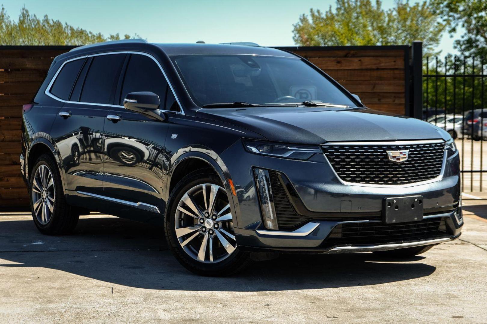 2020 Gray Cadillac XT6 Premium Luxury (1GYKPCRS4LZ) with an 3.6L V6 DOHC 24V engine, 9-Speed Automatic transmission, located at 2401 E Main St., Grand Prairie, TX, 75050, (972) 262-4440, 32.748981, -96.969643 - Photo#3