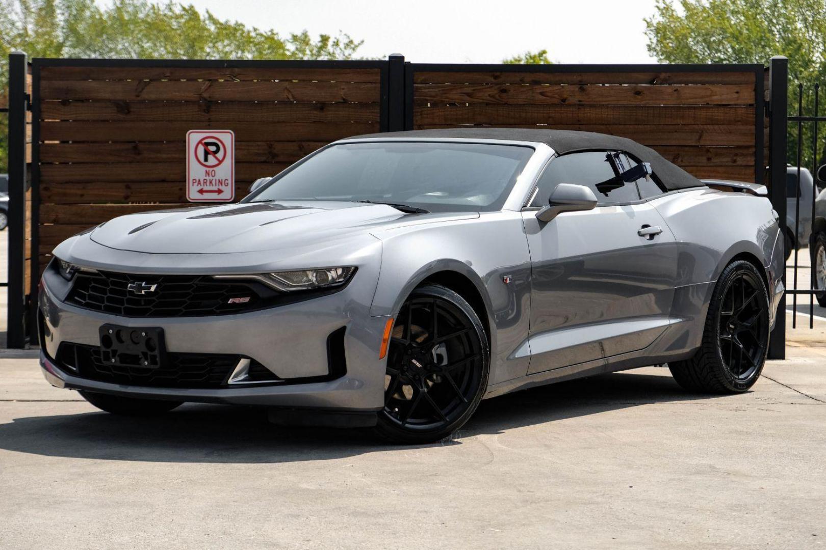 2020 GRAY Chevrolet Camaro 2LT Convertible 8A (1G1FD3DS7L0) with an 3.6L V6 DOHC 24V FFV engine, 8-Speed Automatic transmission, located at 2401 E Main St., Grand Prairie, TX, 75050, (972) 262-4440, 32.748981, -96.969643 - Photo#2