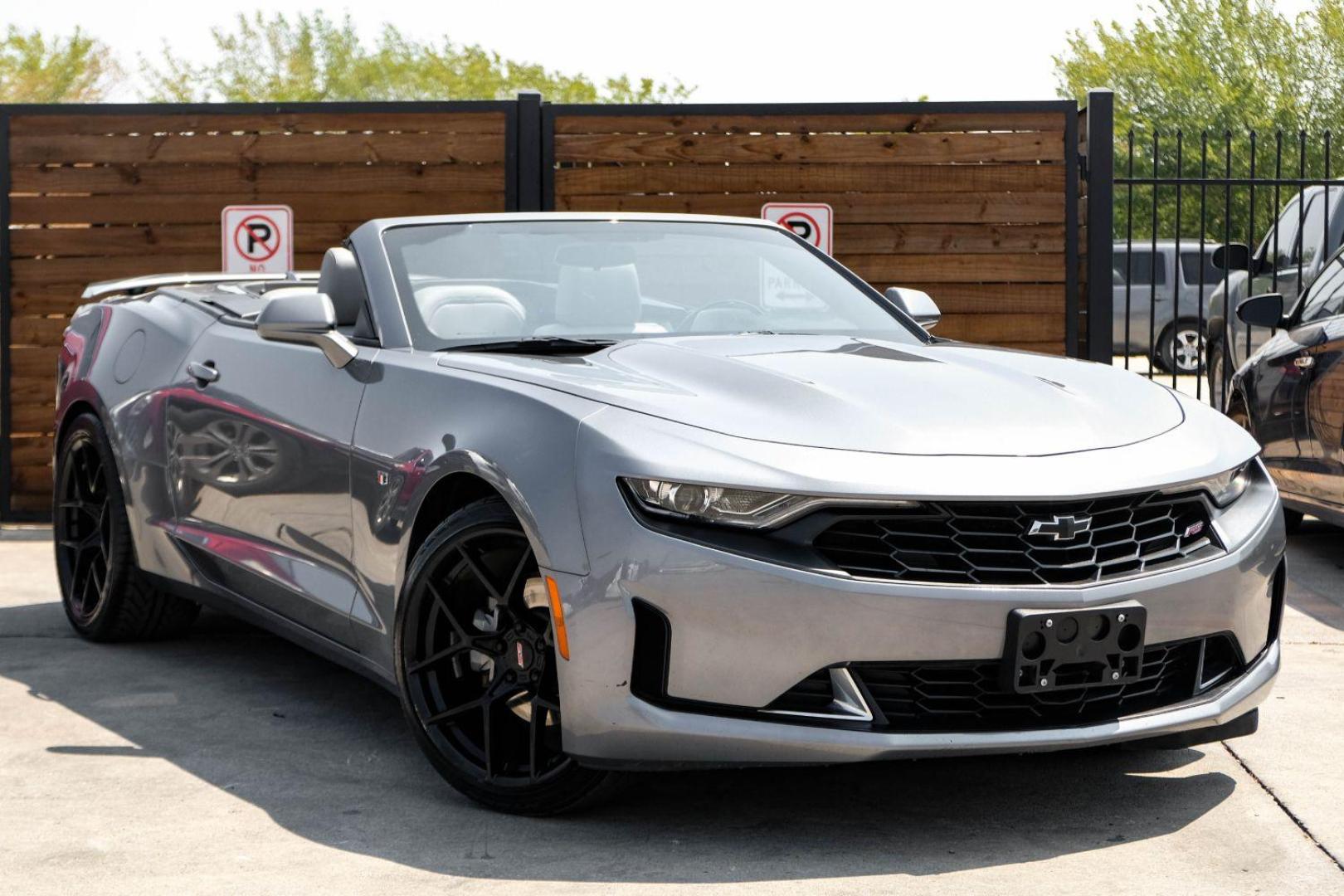 2020 GRAY Chevrolet Camaro 2LT Convertible 8A (1G1FD3DS7L0) with an 3.6L V6 DOHC 24V FFV engine, 8-Speed Automatic transmission, located at 2401 E Main St., Grand Prairie, TX, 75050, (972) 262-4440, 32.748981, -96.969643 - Photo#4