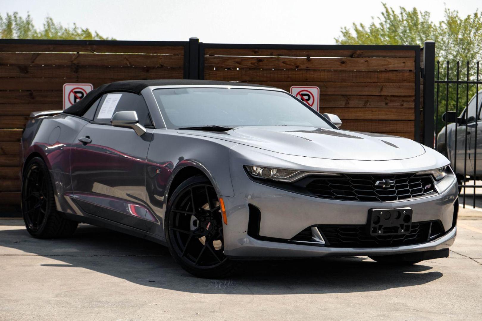 2020 GRAY Chevrolet Camaro 2LT Convertible 8A (1G1FD3DS7L0) with an 3.6L V6 DOHC 24V FFV engine, 8-Speed Automatic transmission, located at 2401 E Main St., Grand Prairie, TX, 75050, (972) 262-4440, 32.748981, -96.969643 - Photo#5