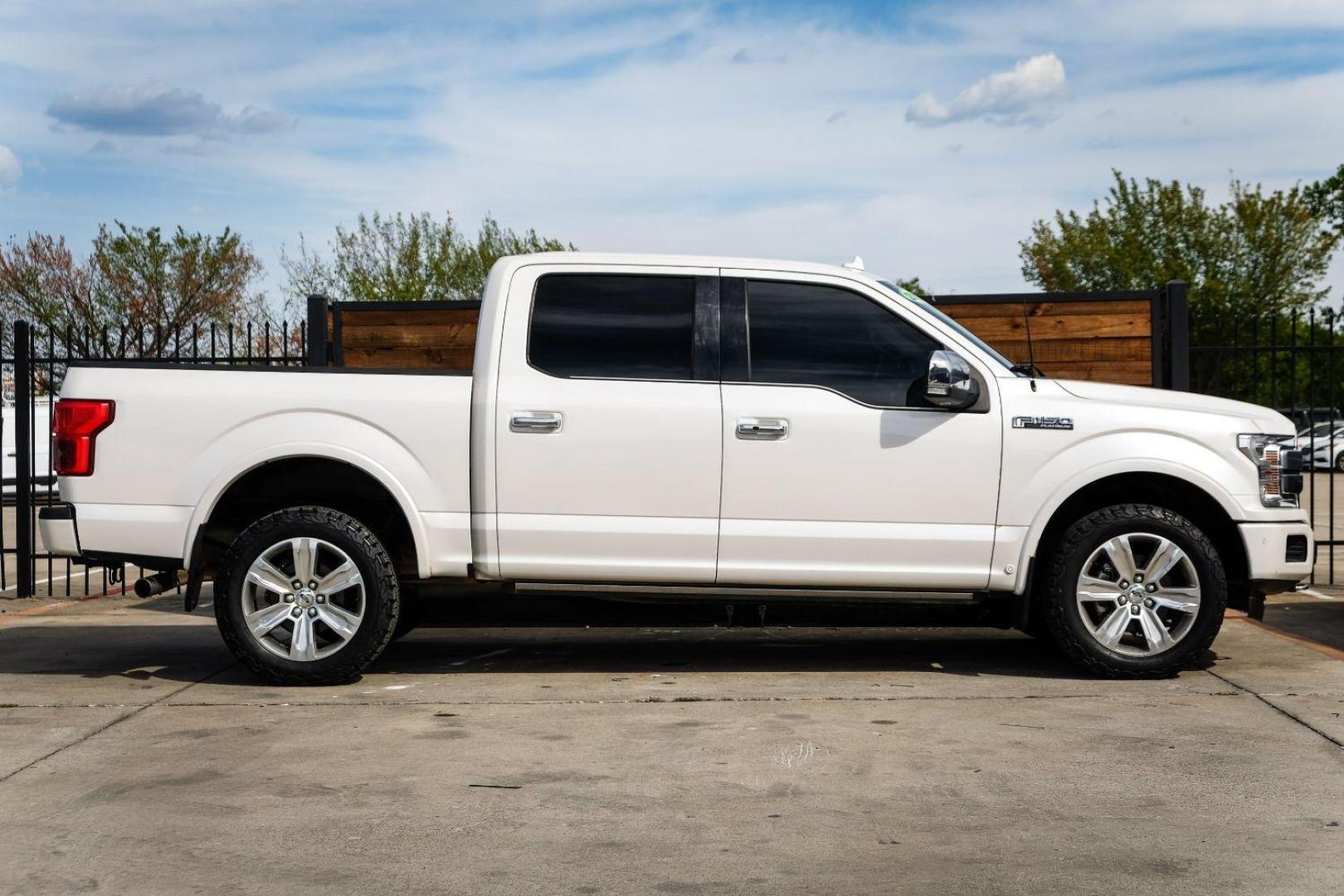 2018 WHITE Ford F-150 Platinum SuperCrew 5.5-ft. Bed 4WD (1FTEW1EG0JF) with an 3.5L V6 TURBO engine, 6-Speed Automatic transmission, located at 2401 E Main St., Grand Prairie, TX, 75050, (972) 262-4440, 32.748981, -96.969643 - Photo#4