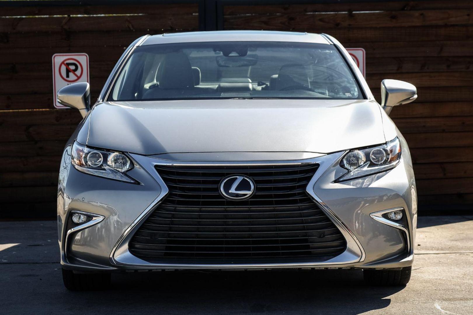 2017 SILVER Lexus ES 350 Sedan (JTHBK1GG3H2) with an 3.5L V6 DOHC 24V engine, 6-Speed Automatic transmission, located at 2401 E Main St., Grand Prairie, TX, 75050, (972) 262-4440, 32.748981, -96.969643 - Photo#2