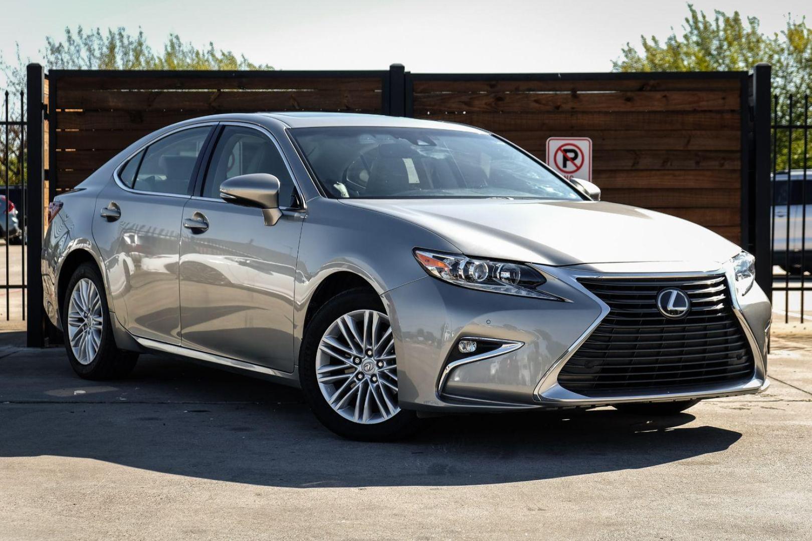 2017 SILVER Lexus ES 350 Sedan (JTHBK1GG3H2) with an 3.5L V6 DOHC 24V engine, 6-Speed Automatic transmission, located at 2401 E Main St., Grand Prairie, TX, 75050, (972) 262-4440, 32.748981, -96.969643 - Photo#3