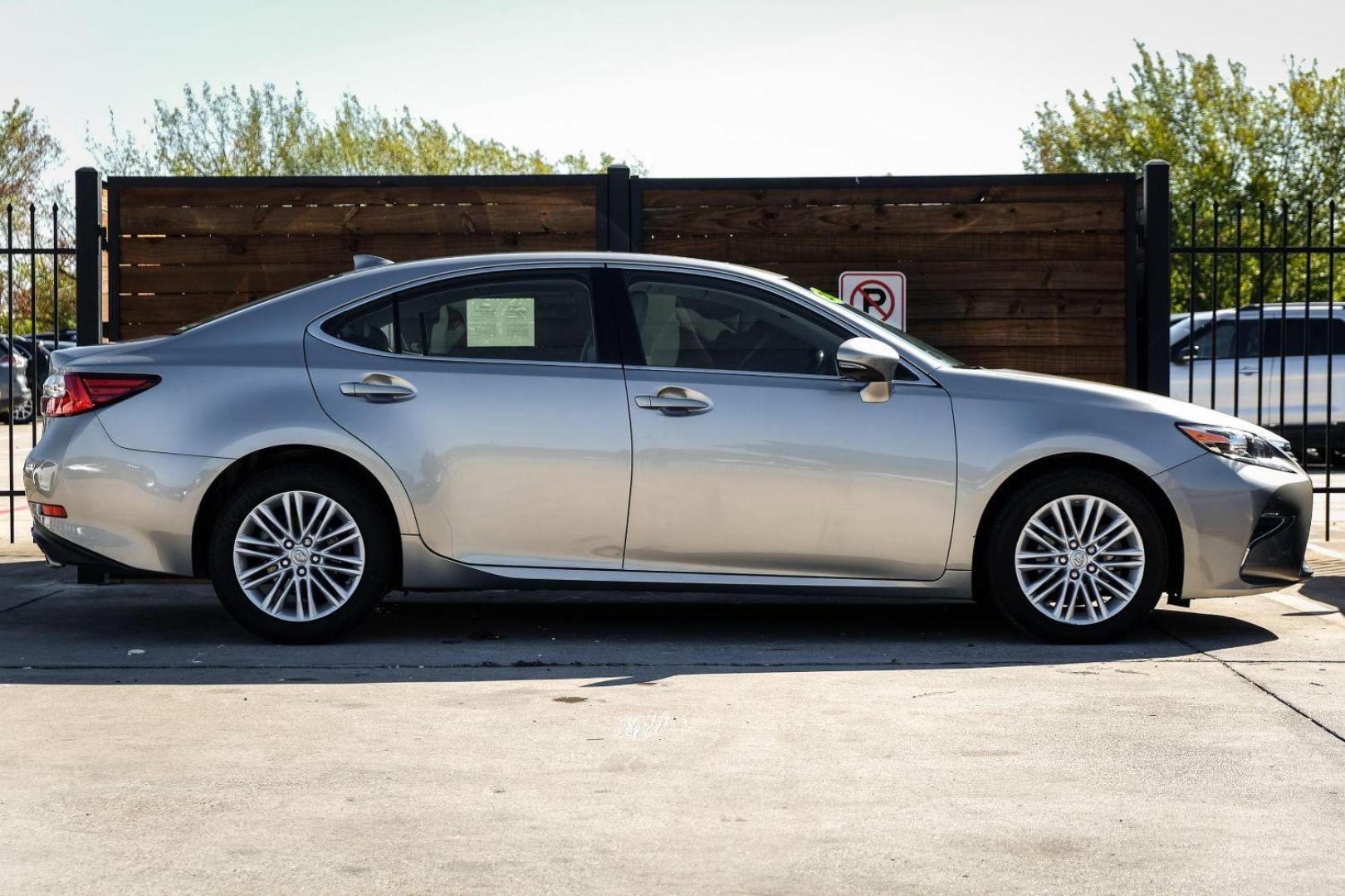 2017 SILVER Lexus ES 350 Sedan (JTHBK1GG3H2) with an 3.5L V6 DOHC 24V engine, 6-Speed Automatic transmission, located at 2401 E Main St., Grand Prairie, TX, 75050, (972) 262-4440, 32.748981, -96.969643 - Photo#4