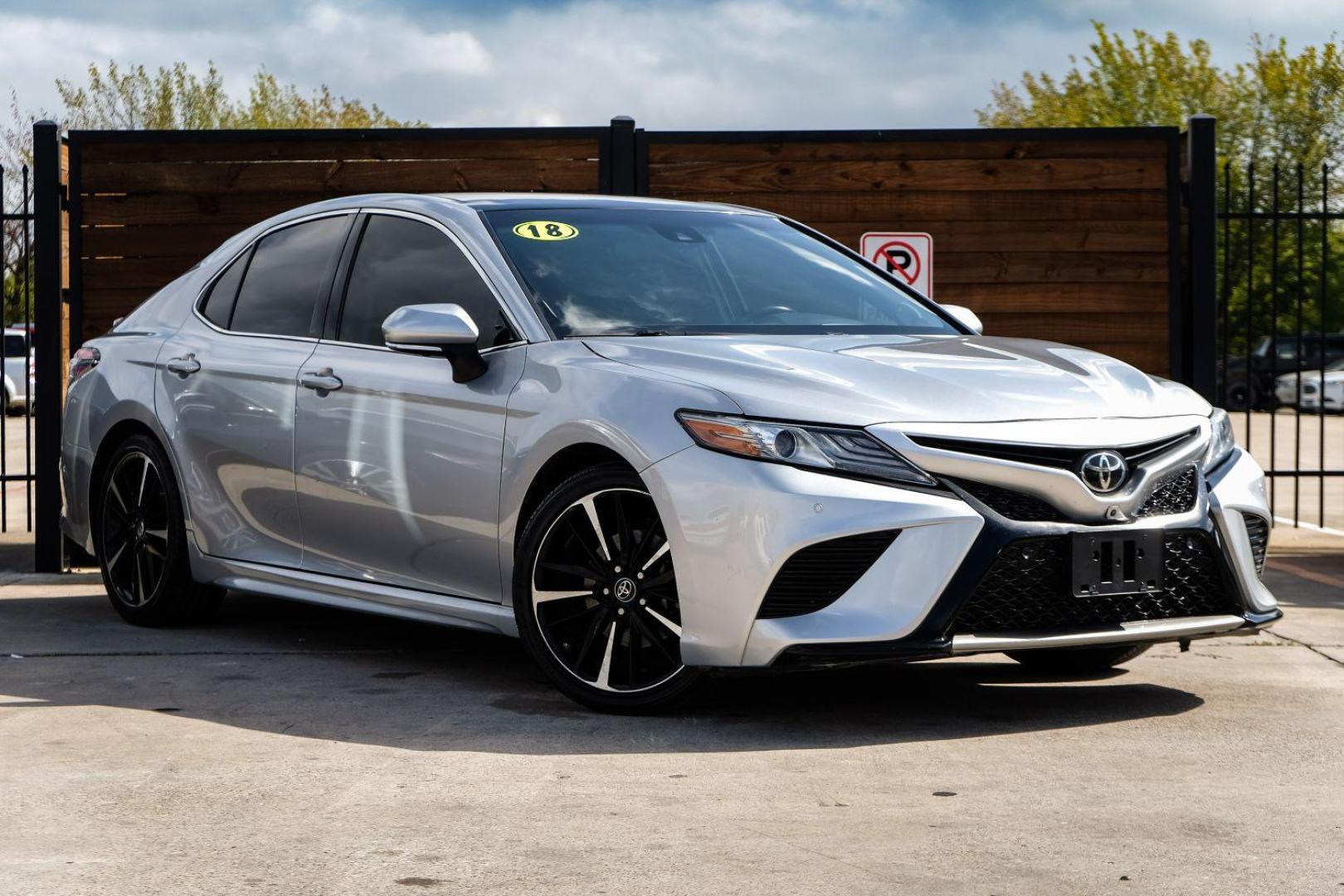 2018 silver Toyota Camry XSE (4T1B61HK4JU) with an 2.5L L4 DOHC 16V engine, 8-Speed Automatic transmission, located at 2401 E Main St., Grand Prairie, TX, 75050, (972) 262-4440, 32.748981, -96.969643 - Photo#3