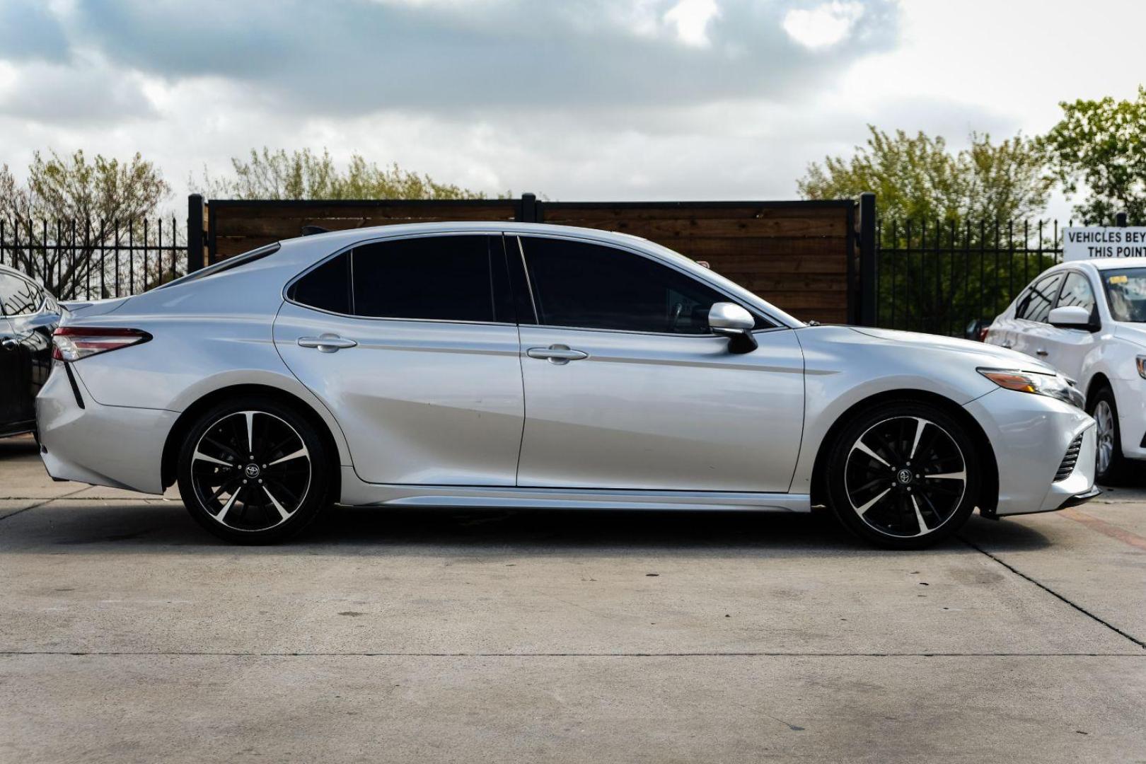 2018 silver Toyota Camry XSE (4T1B61HK4JU) with an 2.5L L4 DOHC 16V engine, 8-Speed Automatic transmission, located at 2401 E Main St., Grand Prairie, TX, 75050, (972) 262-4440, 32.748981, -96.969643 - Photo#4