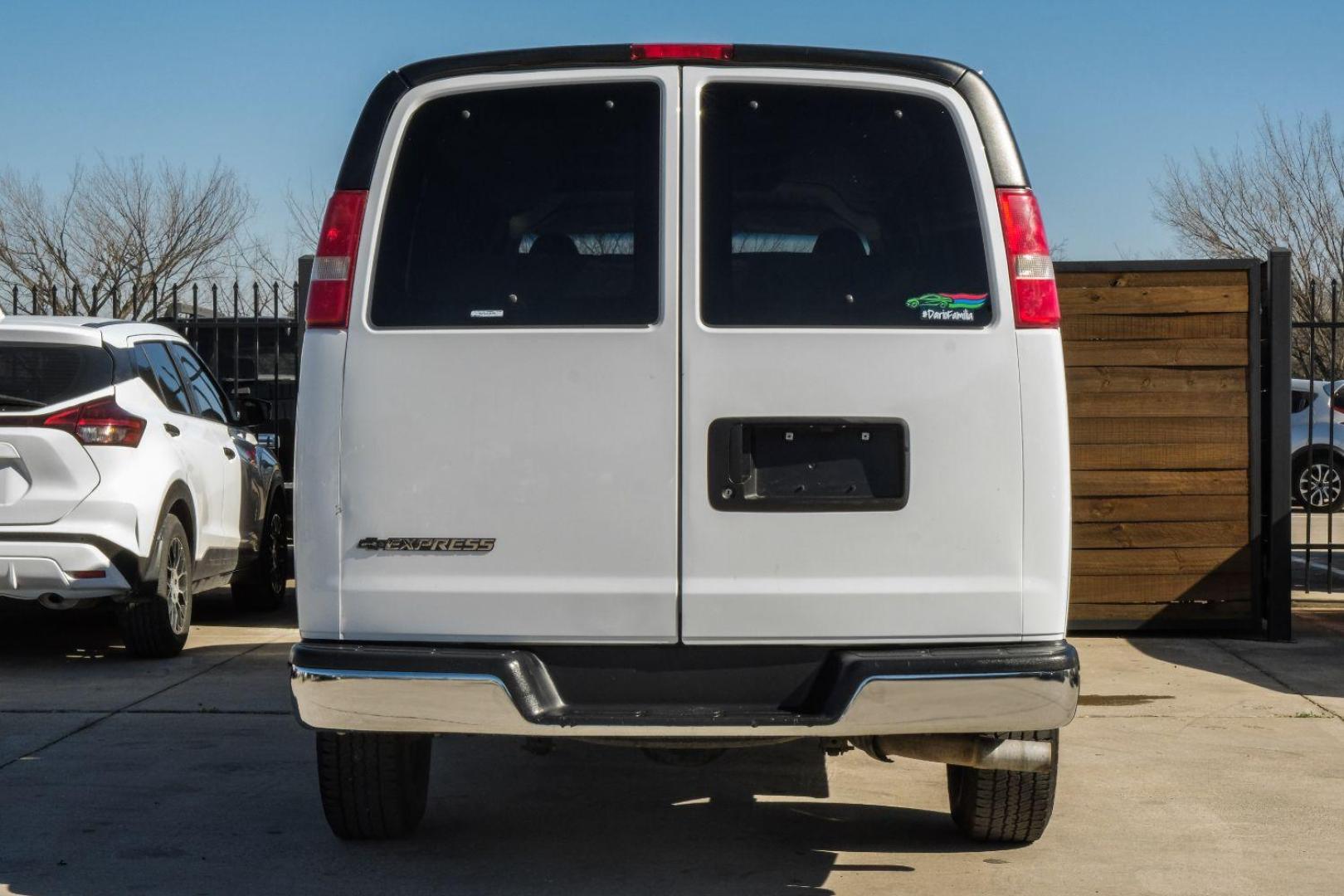 2017 WHITE Chevrolet Express LT 3500 Extended (1GAZGPFG9H1) with an 6.0L V8 OHV 16V FFV engine, 6-Speed Automatic transmission, located at 2401 E Main St., Grand Prairie, TX, 75050, (972) 262-4440, 32.748981, -96.969643 - Photo#6