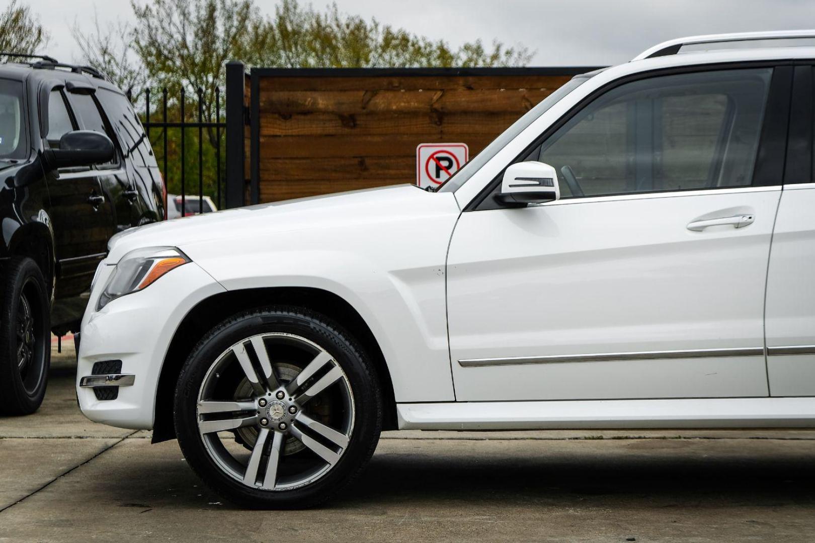 2013 WHITE Mercedes-Benz GLK-Class GLK350 (WDCGG5HB9DG) with an 3.5L V6 DOHC 24V engine, 7-Speed Automatic transmission, located at 2401 E Main St., Grand Prairie, TX, 75050, (972) 262-4440, 32.748981, -96.969643 - Photo#9