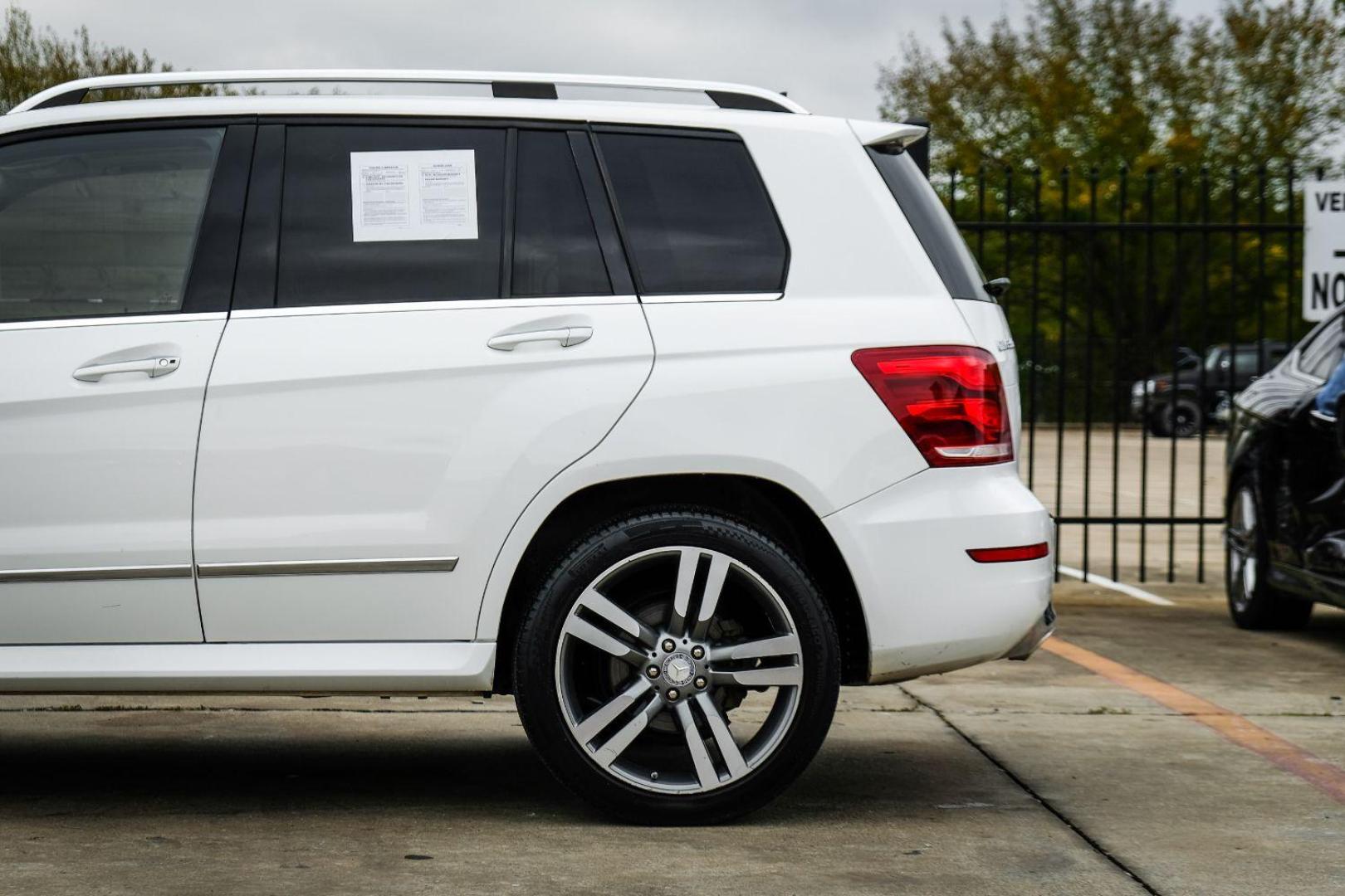 2013 WHITE Mercedes-Benz GLK-Class GLK350 (WDCGG5HB9DG) with an 3.5L V6 DOHC 24V engine, 7-Speed Automatic transmission, located at 2401 E Main St., Grand Prairie, TX, 75050, (972) 262-4440, 32.748981, -96.969643 - Photo#10