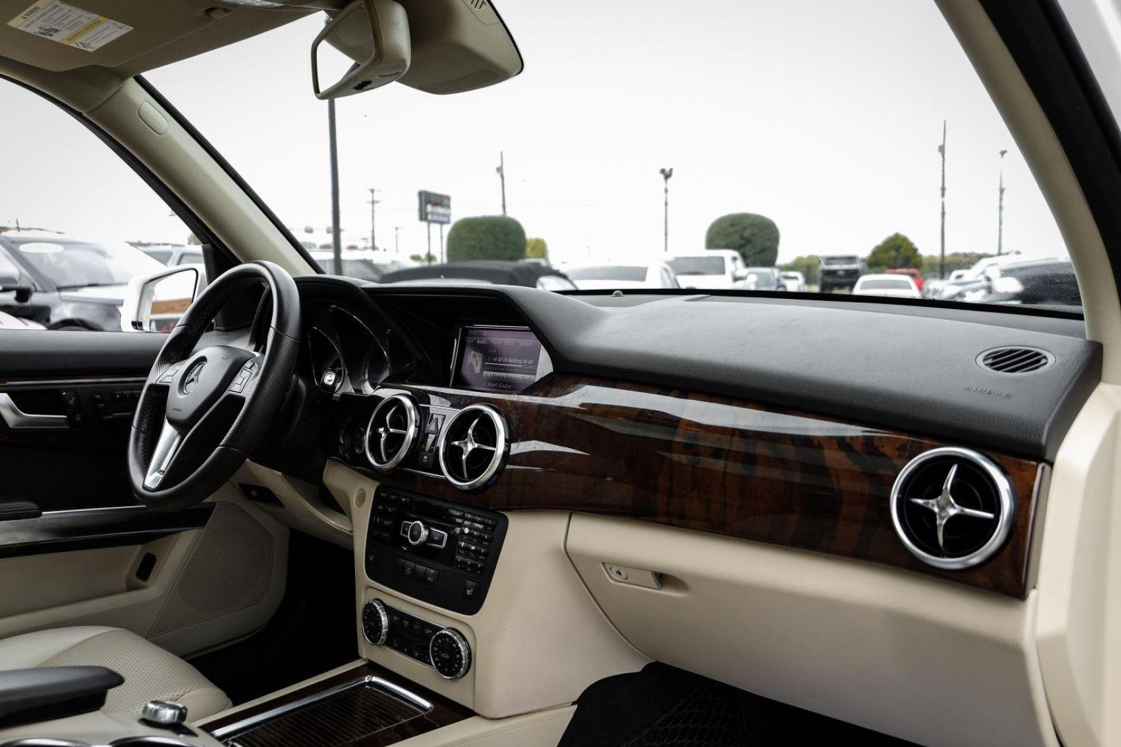 2013 WHITE Mercedes-Benz GLK-Class GLK350 (WDCGG5HB9DG) with an 3.5L V6 DOHC 24V engine, 7-Speed Automatic transmission, located at 2401 E Main St., Grand Prairie, TX, 75050, (972) 262-4440, 32.748981, -96.969643 - Photo#11