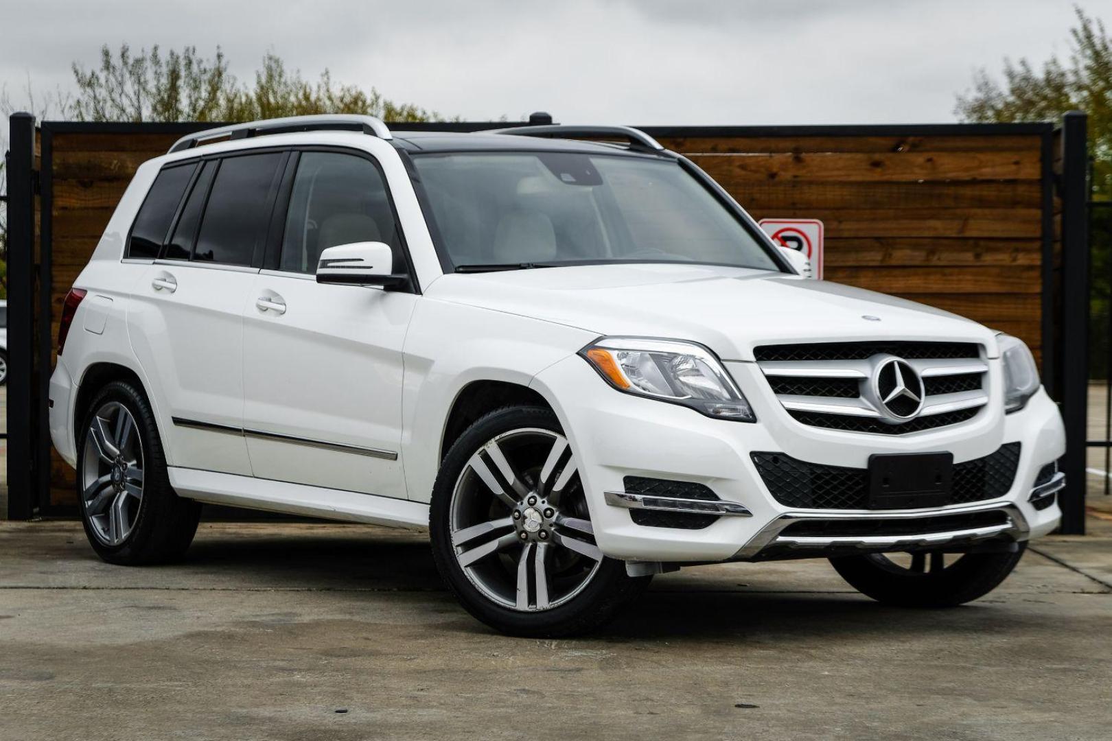 2013 WHITE Mercedes-Benz GLK-Class GLK350 (WDCGG5HB9DG) with an 3.5L V6 DOHC 24V engine, 7-Speed Automatic transmission, located at 2401 E Main St., Grand Prairie, TX, 75050, (972) 262-4440, 32.748981, -96.969643 - Photo#3