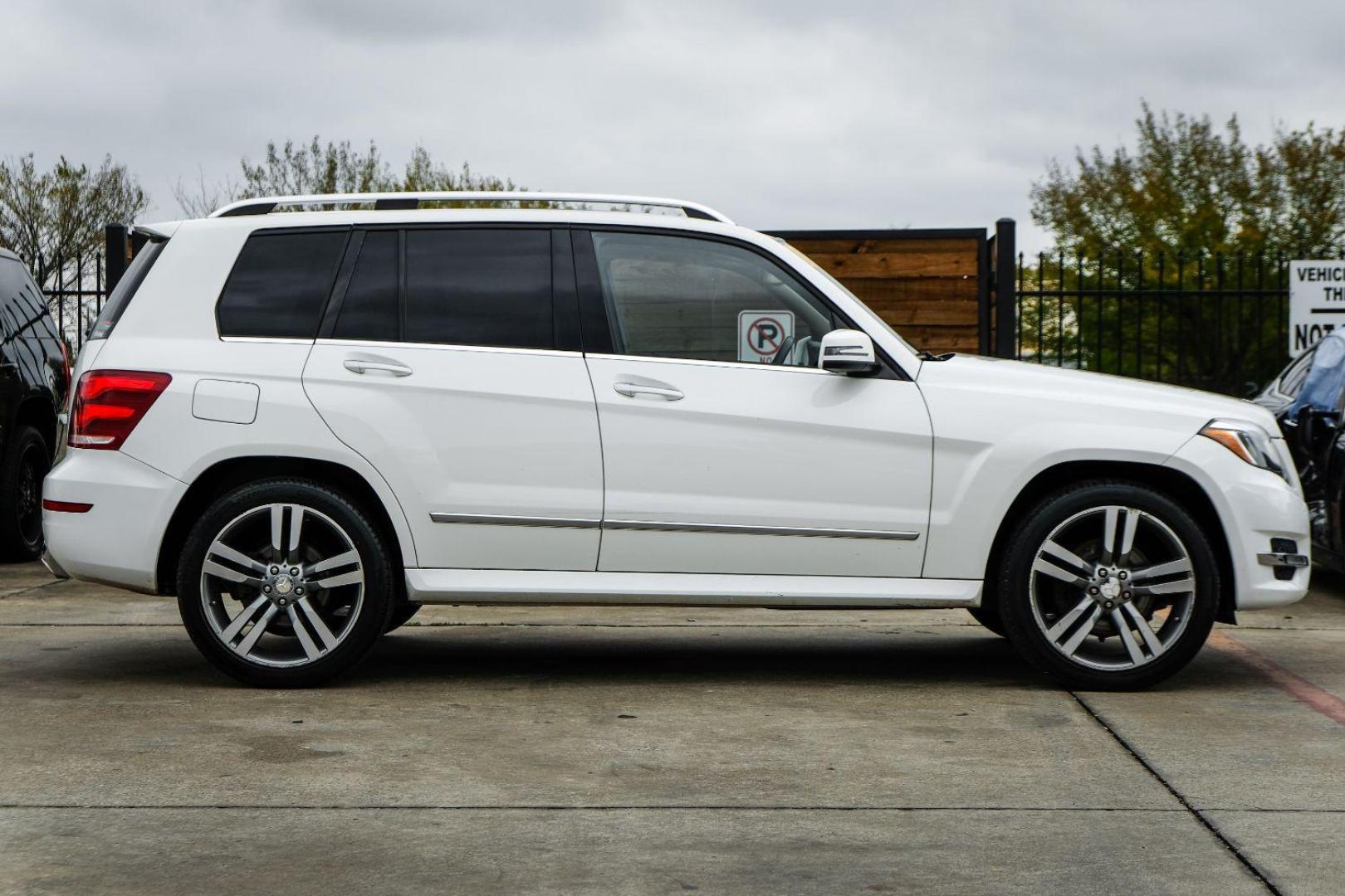 2013 WHITE Mercedes-Benz GLK-Class GLK350 (WDCGG5HB9DG) with an 3.5L V6 DOHC 24V engine, 7-Speed Automatic transmission, located at 2401 E Main St., Grand Prairie, TX, 75050, (972) 262-4440, 32.748981, -96.969643 - Photo#4