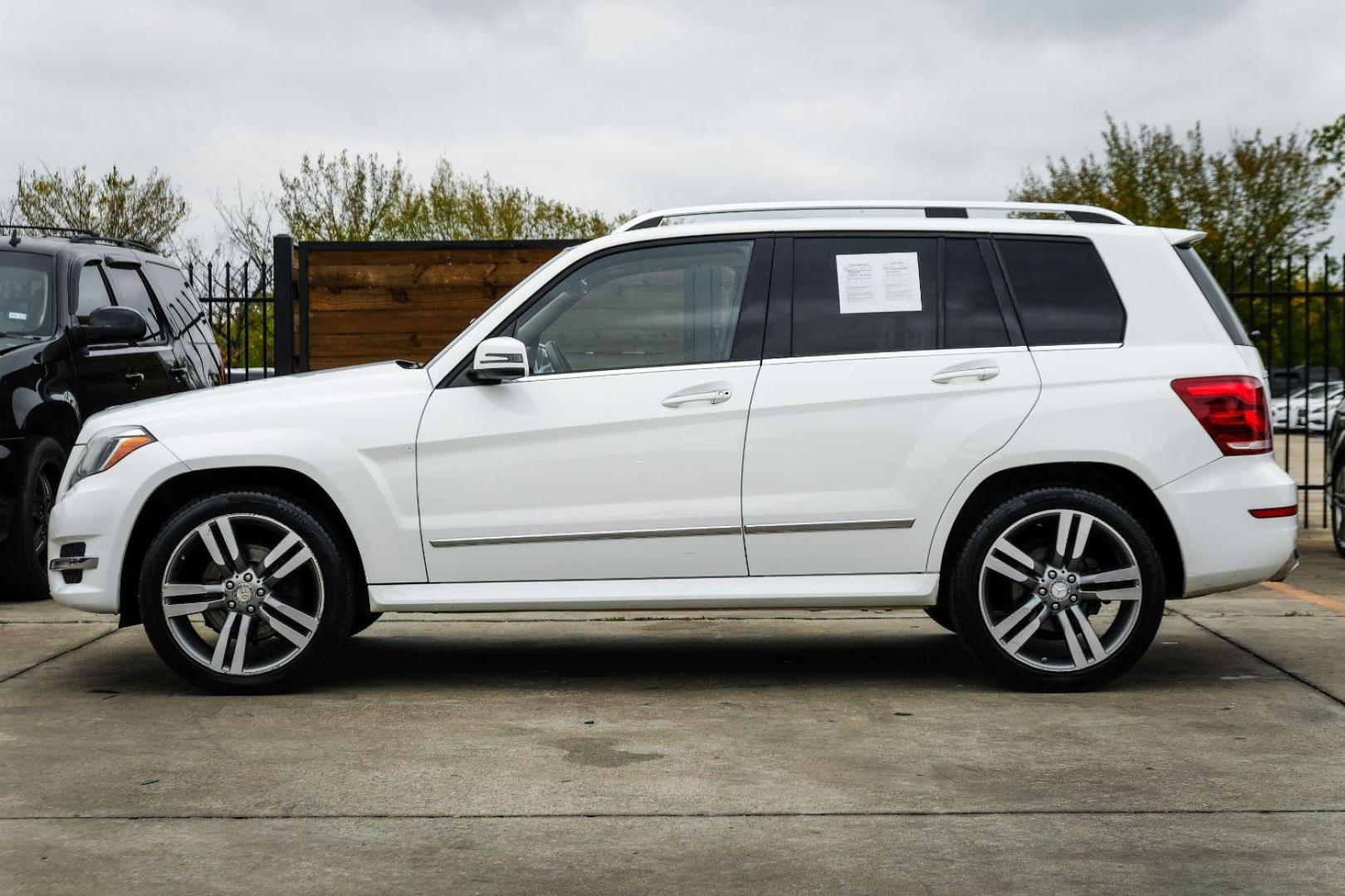 2013 WHITE Mercedes-Benz GLK-Class GLK350 (WDCGG5HB9DG) with an 3.5L V6 DOHC 24V engine, 7-Speed Automatic transmission, located at 2401 E Main St., Grand Prairie, TX, 75050, (972) 262-4440, 32.748981, -96.969643 - Photo#8