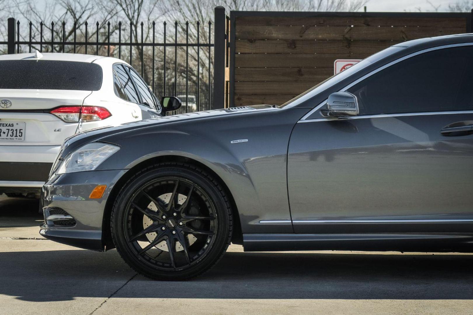 2010 GRAY Mercedes-Benz S-Class S550 (WDDNG7BB7AA) with an 5.5L V8 DOHC 32V engine, 7-Speed Automatic transmission, located at 2401 E Main St., Grand Prairie, TX, 75050, (972) 262-4440, 32.748981, -96.969643 - Photo#9