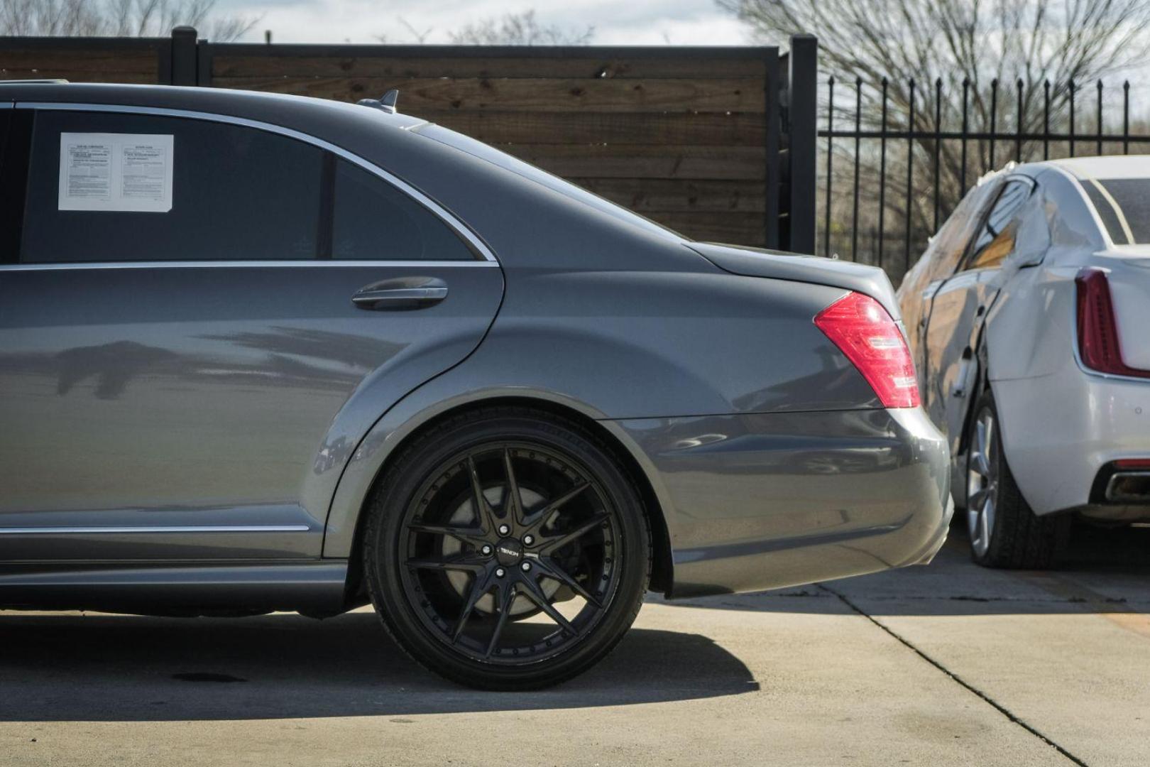 2010 GRAY Mercedes-Benz S-Class S550 (WDDNG7BB7AA) with an 5.5L V8 DOHC 32V engine, 7-Speed Automatic transmission, located at 2401 E Main St., Grand Prairie, TX, 75050, (972) 262-4440, 32.748981, -96.969643 - Photo#10