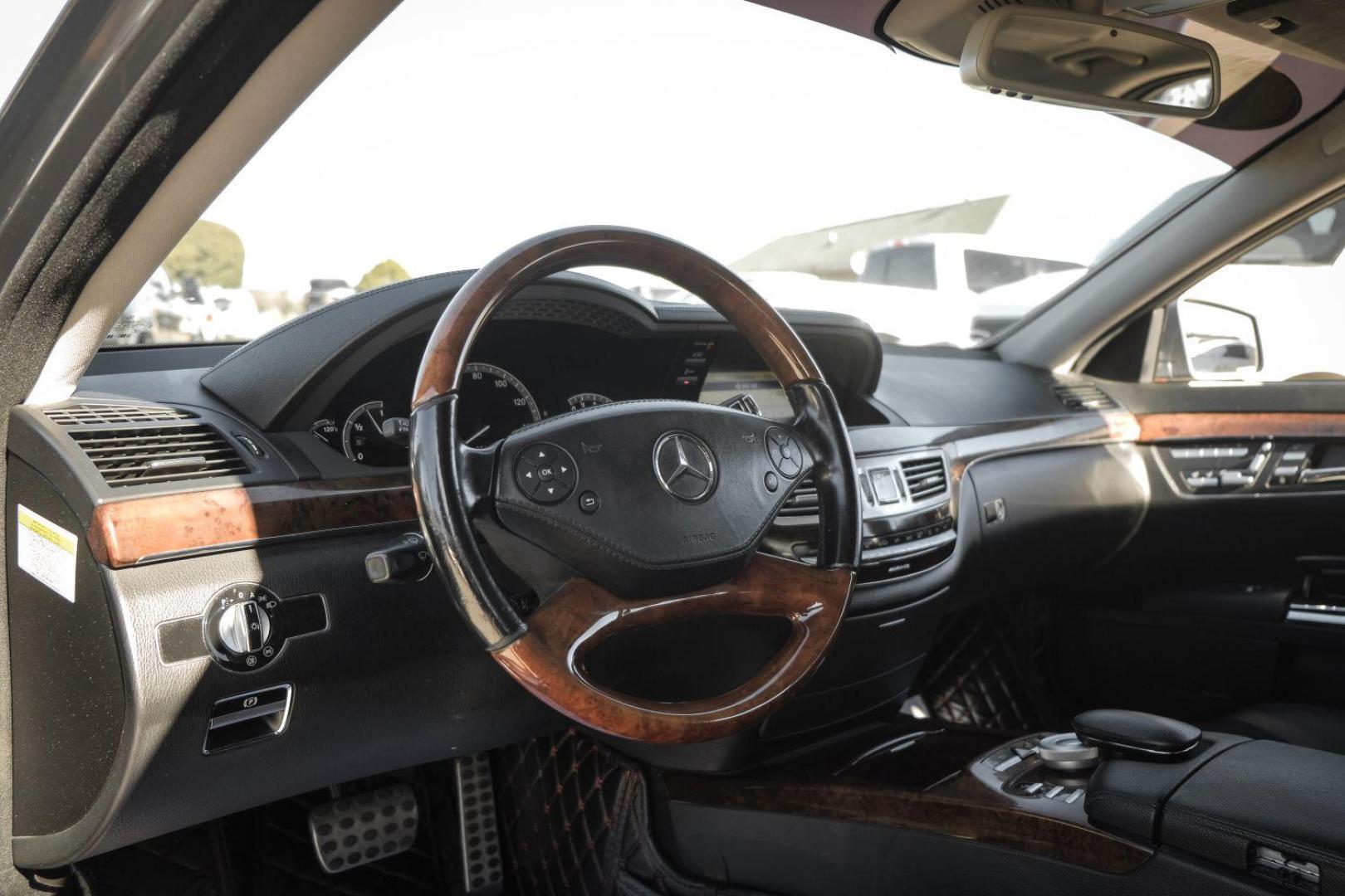 2010 GRAY Mercedes-Benz S-Class S550 (WDDNG7BB7AA) with an 5.5L V8 DOHC 32V engine, 7-Speed Automatic transmission, located at 2401 E Main St., Grand Prairie, TX, 75050, (972) 262-4440, 32.748981, -96.969643 - Photo#15