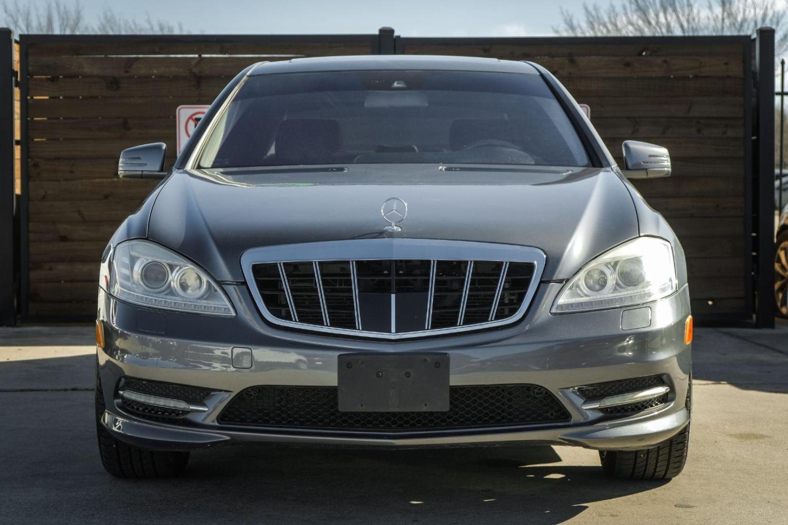 2010 GRAY Mercedes-Benz S-Class S550 (WDDNG7BB7AA) with an 5.5L V8 DOHC 32V engine, 7-Speed Automatic transmission, located at 2401 E Main St., Grand Prairie, TX, 75050, (972) 262-4440, 32.748981, -96.969643 - Photo#2