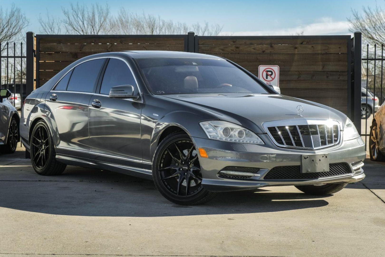 2010 GRAY Mercedes-Benz S-Class S550 (WDDNG7BB7AA) with an 5.5L V8 DOHC 32V engine, 7-Speed Automatic transmission, located at 2401 E Main St., Grand Prairie, TX, 75050, (972) 262-4440, 32.748981, -96.969643 - Photo#3