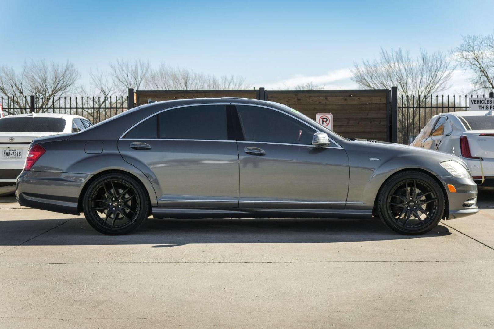 2010 GRAY Mercedes-Benz S-Class S550 (WDDNG7BB7AA) with an 5.5L V8 DOHC 32V engine, 7-Speed Automatic transmission, located at 2401 E Main St., Grand Prairie, TX, 75050, (972) 262-4440, 32.748981, -96.969643 - Photo#4