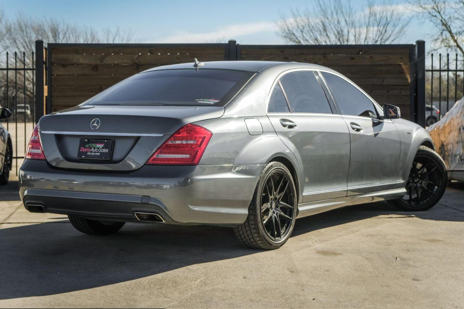 2010 GRAY Mercedes-Benz S-Class S550 (WDDNG7BB7AA) with an 5.5L V8 DOHC 32V engine, 7-Speed Automatic transmission, located at 2401 E Main St., Grand Prairie, TX, 75050, (972) 262-4440, 32.748981, -96.969643 - Photo#5