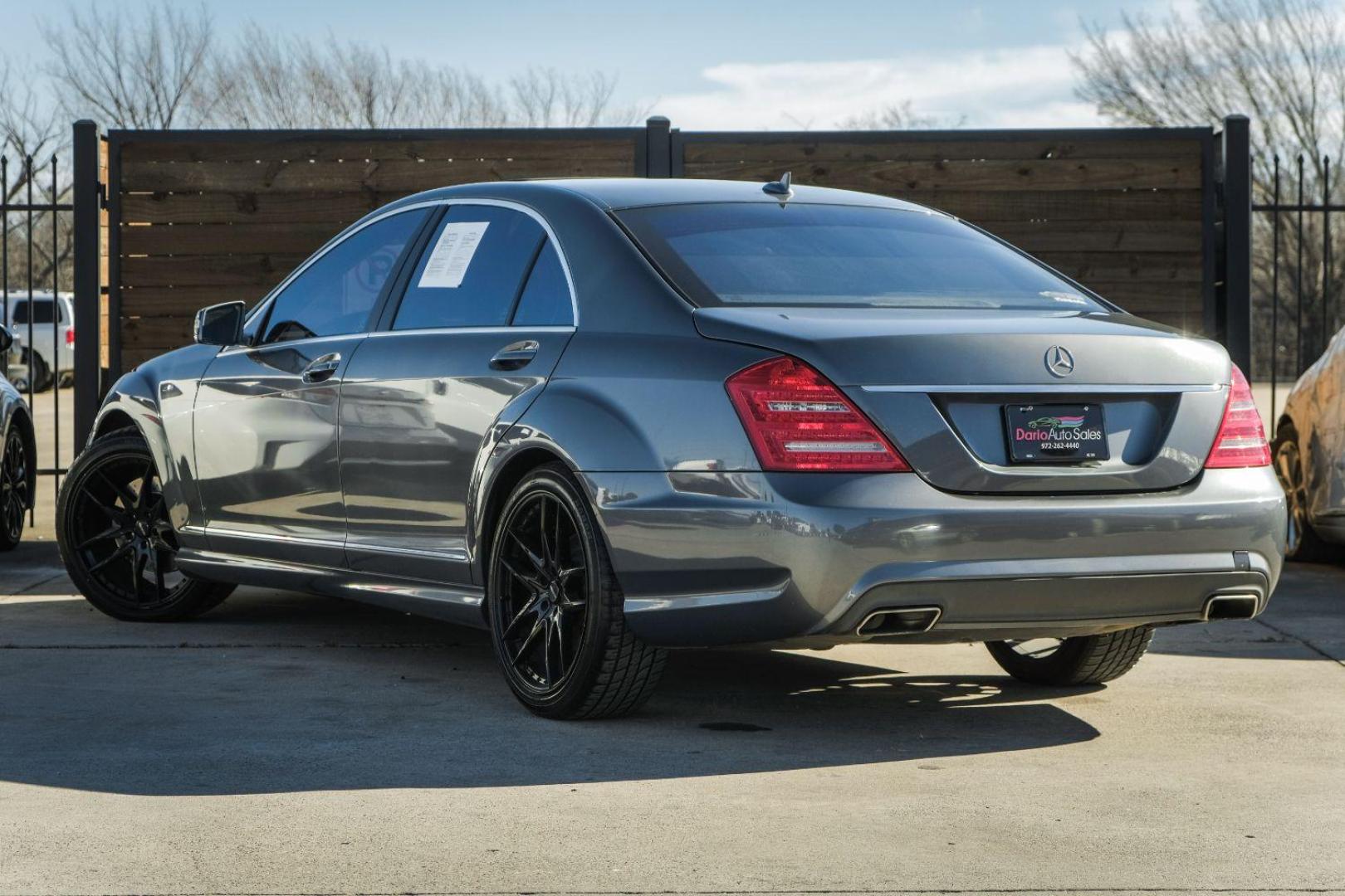 2010 GRAY Mercedes-Benz S-Class S550 (WDDNG7BB7AA) with an 5.5L V8 DOHC 32V engine, 7-Speed Automatic transmission, located at 2401 E Main St., Grand Prairie, TX, 75050, (972) 262-4440, 32.748981, -96.969643 - Photo#7