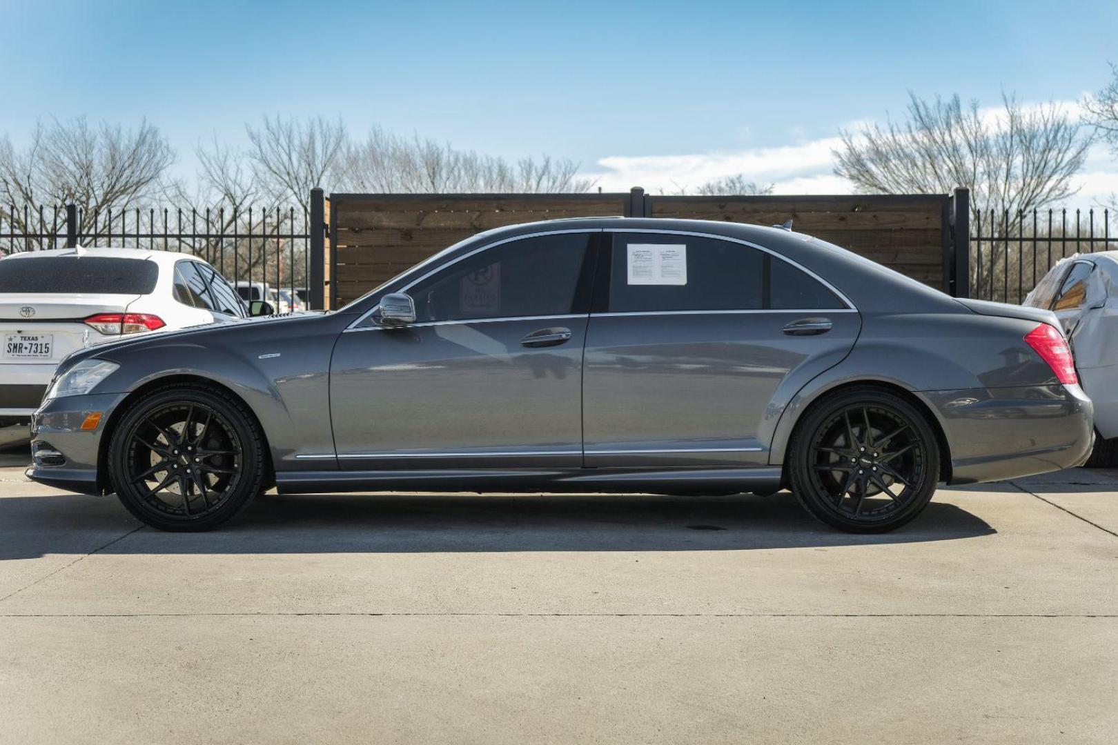 2010 GRAY Mercedes-Benz S-Class S550 (WDDNG7BB7AA) with an 5.5L V8 DOHC 32V engine, 7-Speed Automatic transmission, located at 2401 E Main St., Grand Prairie, TX, 75050, (972) 262-4440, 32.748981, -96.969643 - Photo#8