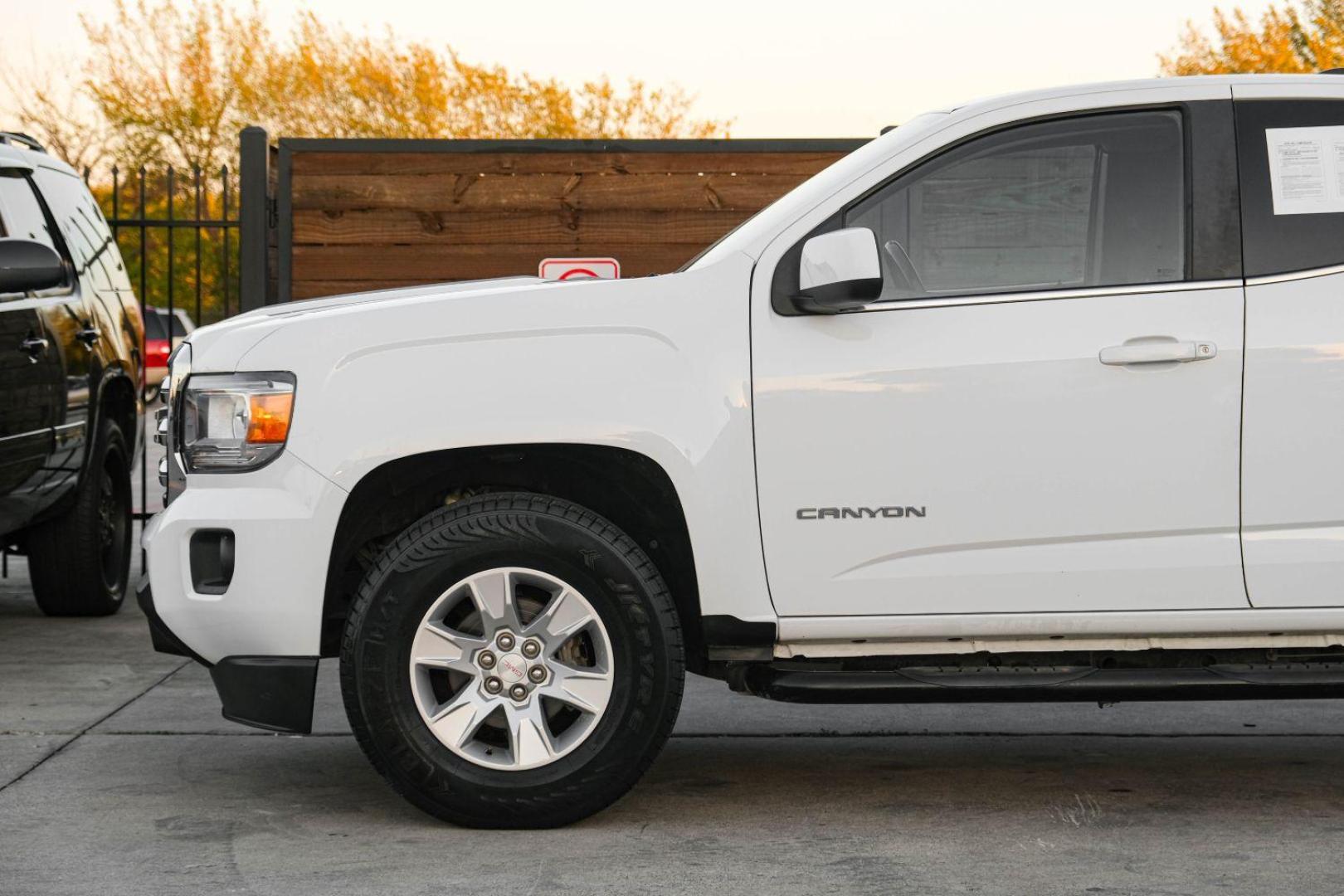 2015 WHITE GMC Canyon SLE Ext. Cab 2WD (1GTH5BEA3F1) with an 2.5L L4 DOHC 24V engine, 6-Speed Automatic transmission, located at 2401 E Main St., Grand Prairie, TX, 75050, (972) 262-4440, 32.748981, -96.969643 - Photo#9