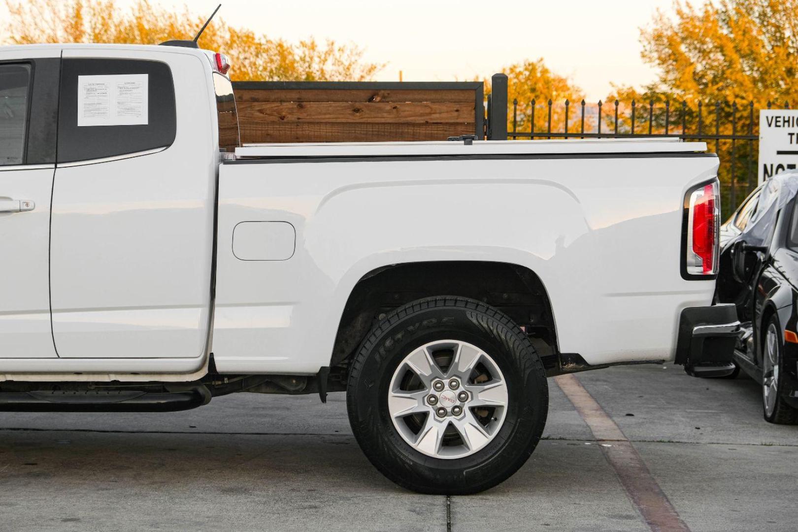 2015 WHITE GMC Canyon SLE Ext. Cab 2WD (1GTH5BEA3F1) with an 2.5L L4 DOHC 24V engine, 6-Speed Automatic transmission, located at 2401 E Main St., Grand Prairie, TX, 75050, (972) 262-4440, 32.748981, -96.969643 - Photo#10