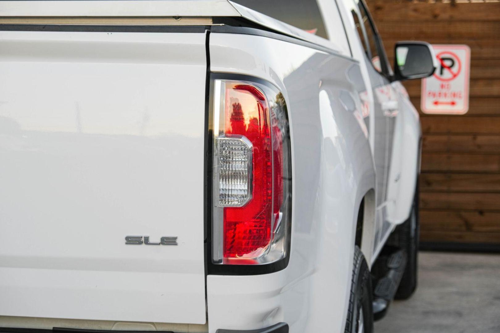 2015 WHITE GMC Canyon SLE Ext. Cab 2WD (1GTH5BEA3F1) with an 2.5L L4 DOHC 24V engine, 6-Speed Automatic transmission, located at 2401 E Main St., Grand Prairie, TX, 75050, (972) 262-4440, 32.748981, -96.969643 - Photo#44