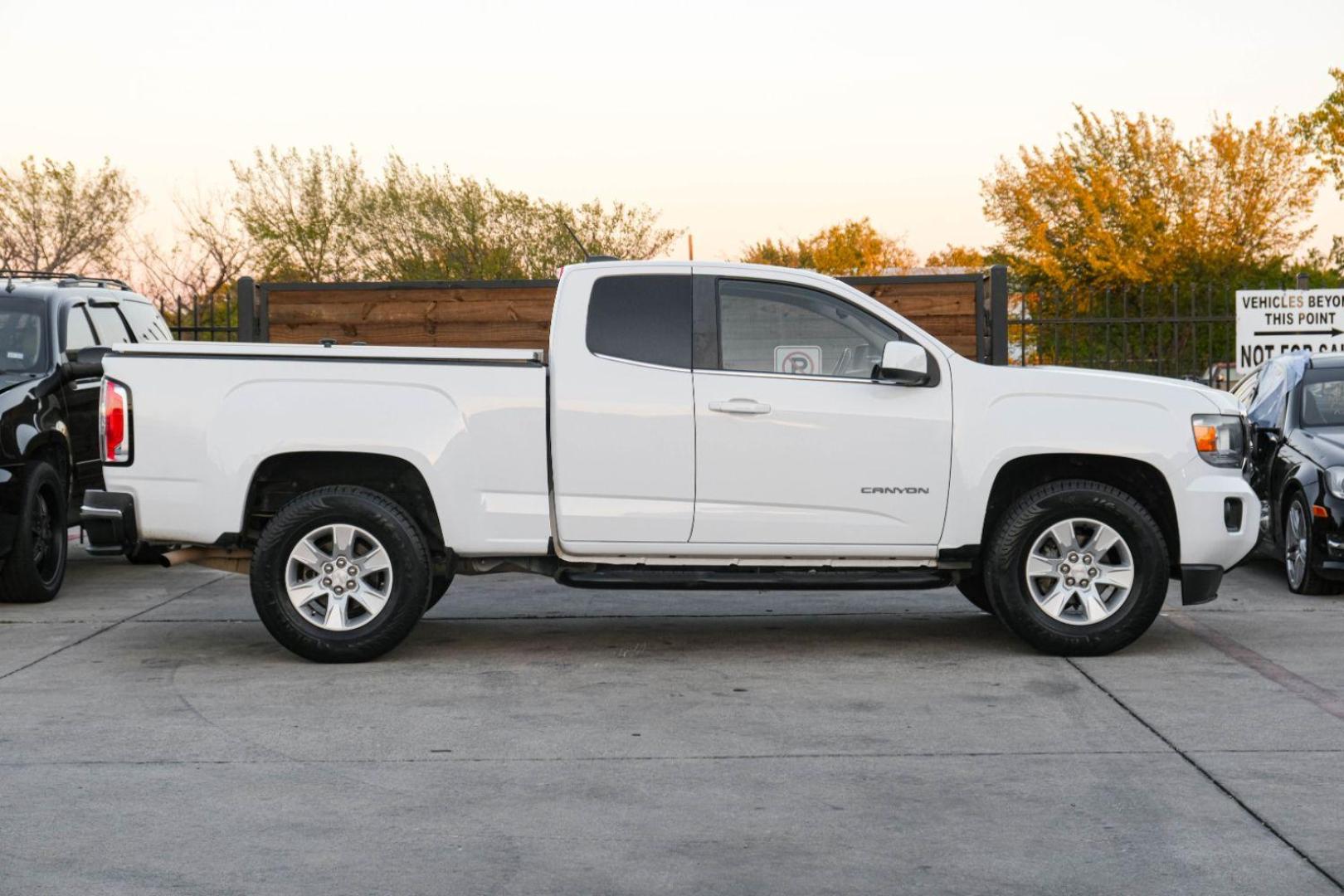 2015 WHITE GMC Canyon SLE Ext. Cab 2WD (1GTH5BEA3F1) with an 2.5L L4 DOHC 24V engine, 6-Speed Automatic transmission, located at 2401 E Main St., Grand Prairie, TX, 75050, (972) 262-4440, 32.748981, -96.969643 - Photo#4