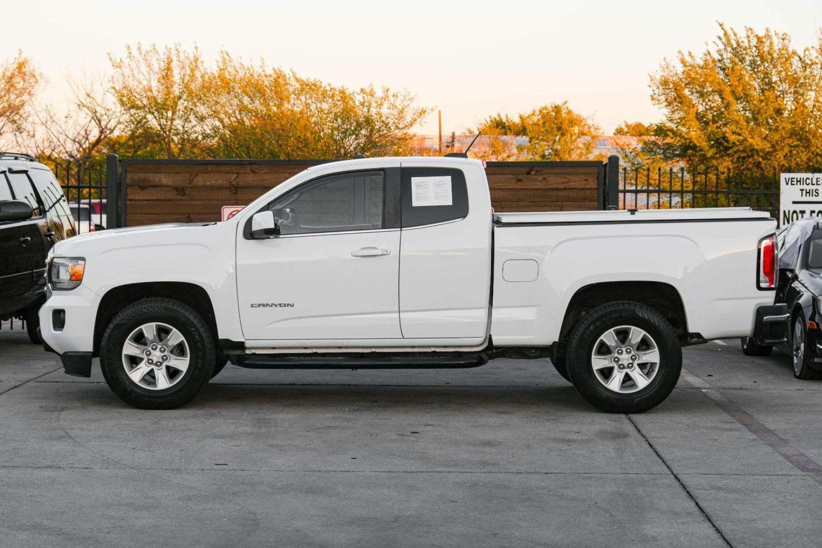 2015 WHITE GMC Canyon SLE Ext. Cab 2WD (1GTH5BEA3F1) with an 2.5L L4 DOHC 24V engine, 6-Speed Automatic transmission, located at 2401 E Main St., Grand Prairie, TX, 75050, (972) 262-4440, 32.748981, -96.969643 - Photo#8