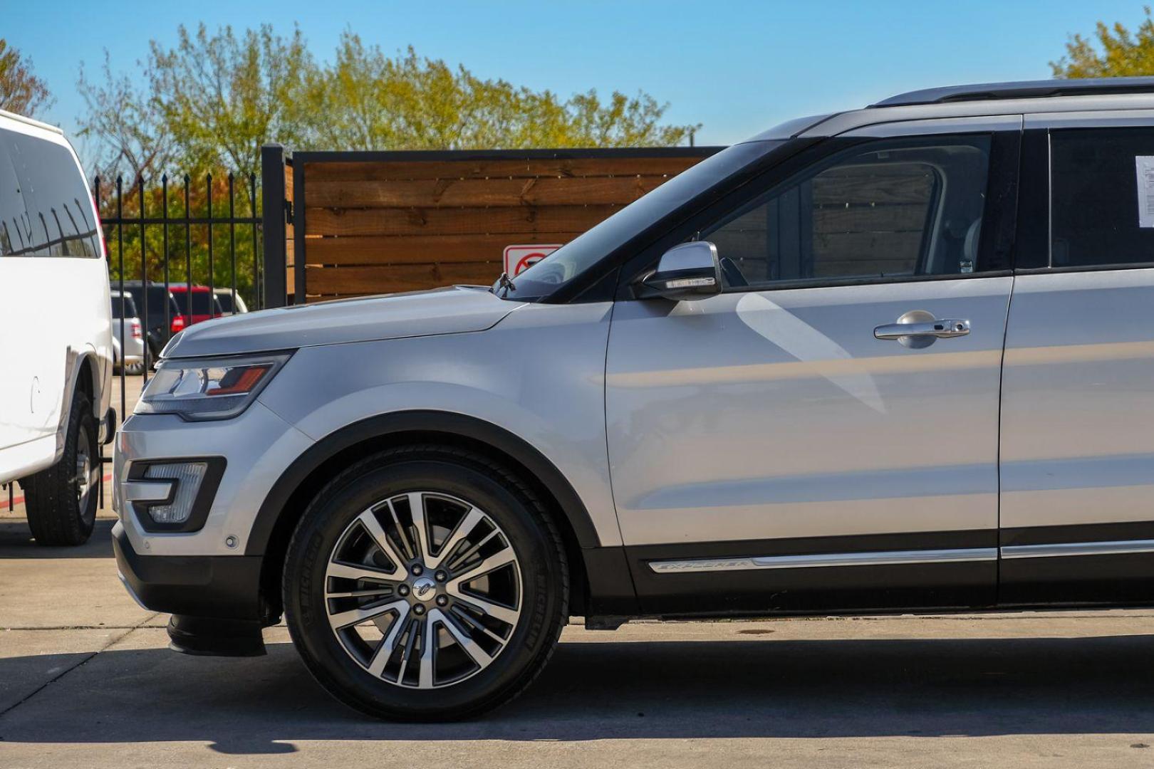 2016 SILVER Ford Explorer Platinum AWD (1FM5K8HT4GG) with an 3.5L V6 DOHC 24V engine, 6-Speed Automatic transmission, located at 2401 E Main St., Grand Prairie, TX, 75050, (972) 262-4440, 32.748981, -96.969643 - Photo#9