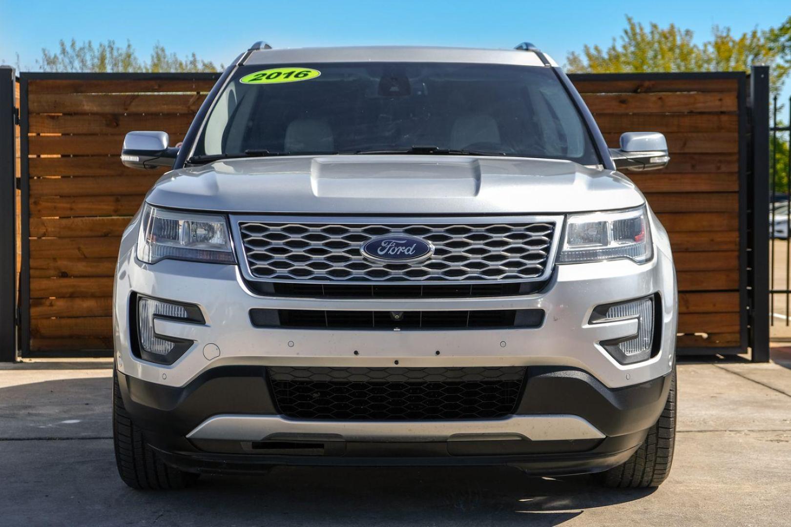 2016 SILVER Ford Explorer Platinum AWD (1FM5K8HT4GG) with an 3.5L V6 DOHC 24V engine, 6-Speed Automatic transmission, located at 2401 E Main St., Grand Prairie, TX, 75050, (972) 262-4440, 32.748981, -96.969643 - Photo#2