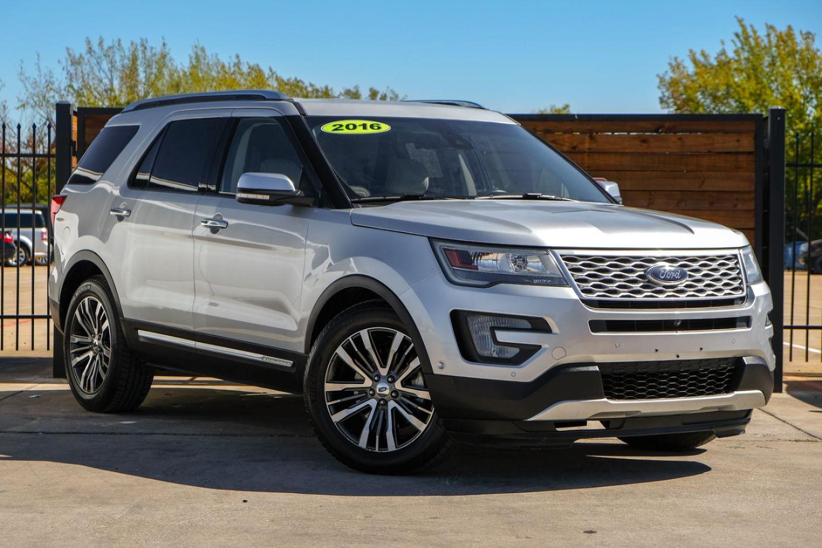 2016 SILVER Ford Explorer Platinum AWD (1FM5K8HT4GG) with an 3.5L V6 DOHC 24V engine, 6-Speed Automatic transmission, located at 2401 E Main St., Grand Prairie, TX, 75050, (972) 262-4440, 32.748981, -96.969643 - Photo#3