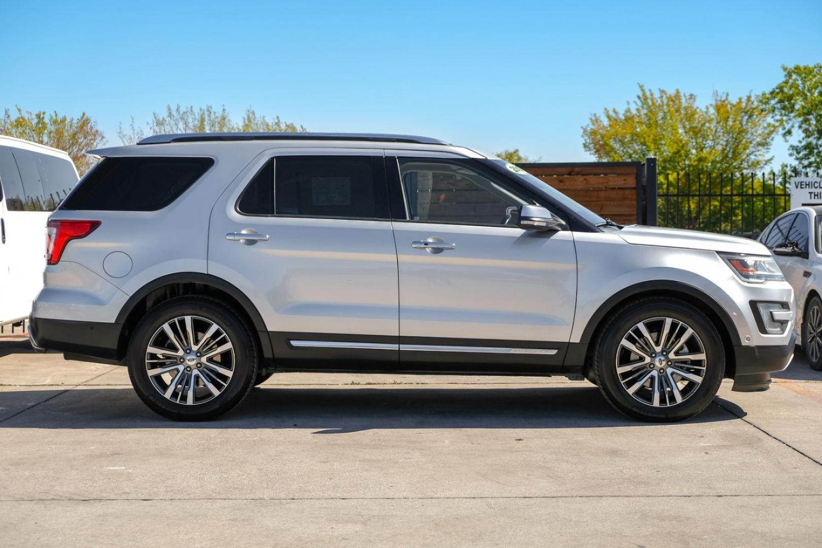 2016 SILVER Ford Explorer Platinum AWD (1FM5K8HT4GG) with an 3.5L V6 DOHC 24V engine, 6-Speed Automatic transmission, located at 2401 E Main St., Grand Prairie, TX, 75050, (972) 262-4440, 32.748981, -96.969643 - Photo#4