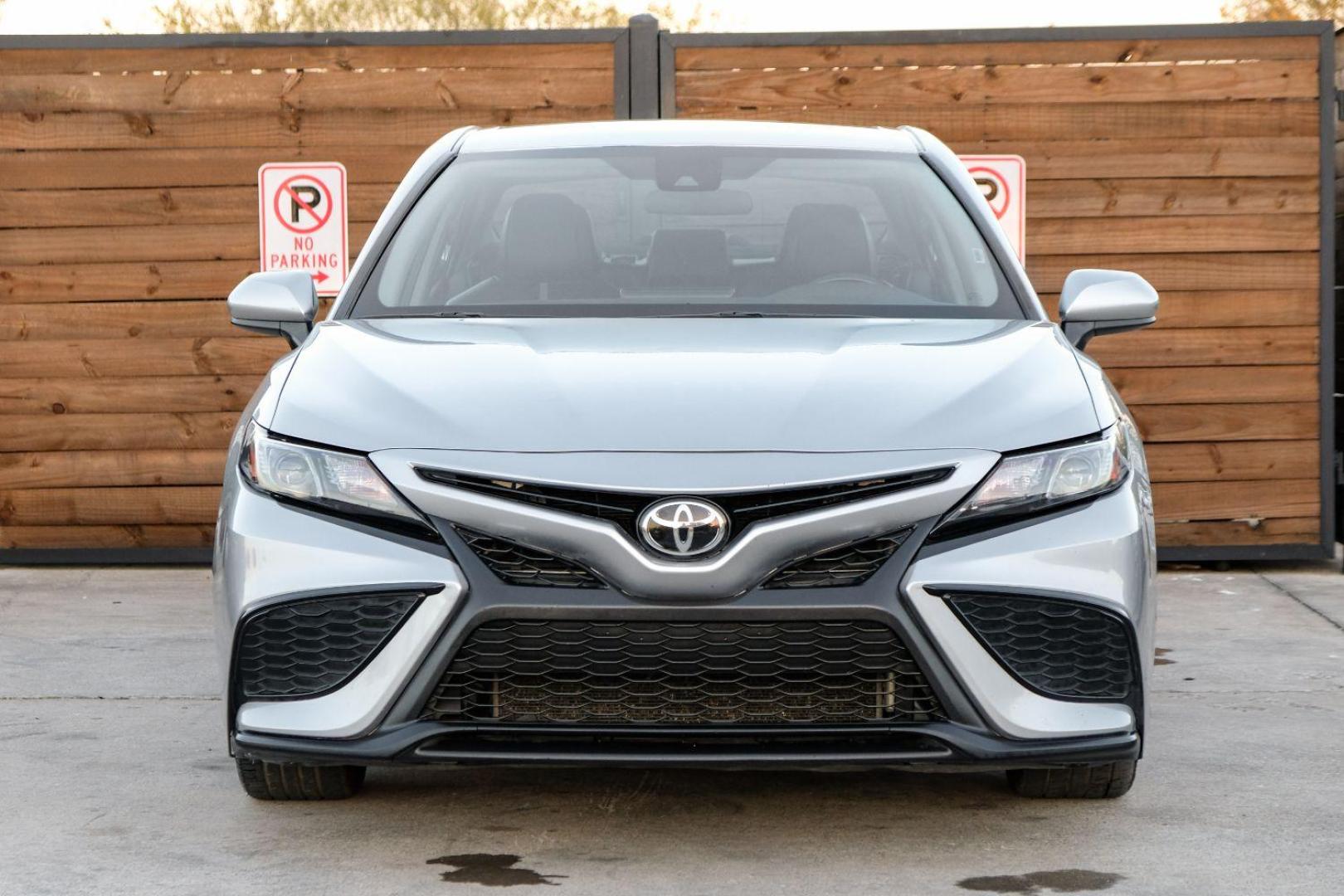 2021 SILVER Toyota Camry SE (4T1G11AK6MU) with an 2.5L L4 DOHC 16V engine, 8-Speed Automatic transmission, located at 2401 E Main St., Grand Prairie, TX, 75050, (972) 262-4440, 32.748981, -96.969643 - Photo#2