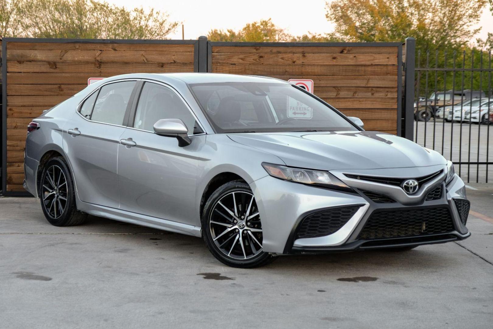 2021 SILVER Toyota Camry SE (4T1G11AK6MU) with an 2.5L L4 DOHC 16V engine, 8-Speed Automatic transmission, located at 2401 E Main St., Grand Prairie, TX, 75050, (972) 262-4440, 32.748981, -96.969643 - Photo#3