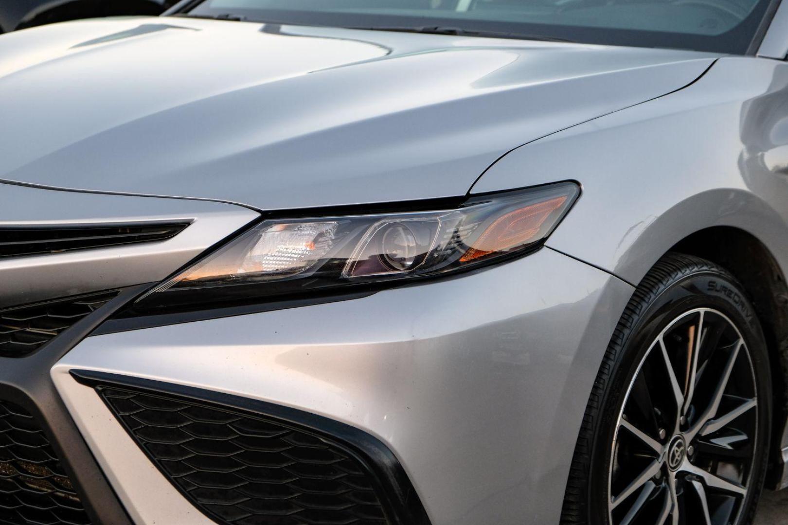 2021 SILVER Toyota Camry SE (4T1G11AK6MU) with an 2.5L L4 DOHC 16V engine, 8-Speed Automatic transmission, located at 2401 E Main St., Grand Prairie, TX, 75050, (972) 262-4440, 32.748981, -96.969643 - Photo#40